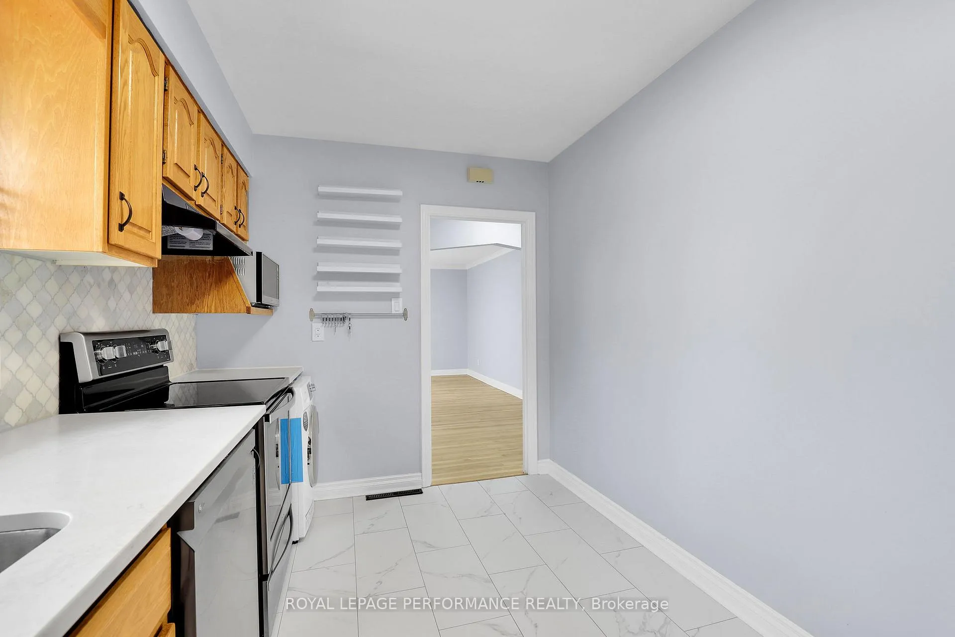 Photo 4 of Unit upper unit, 934 Smyth Road, Ottawa, Elmvale Acres/Urbandale — HOMEH
