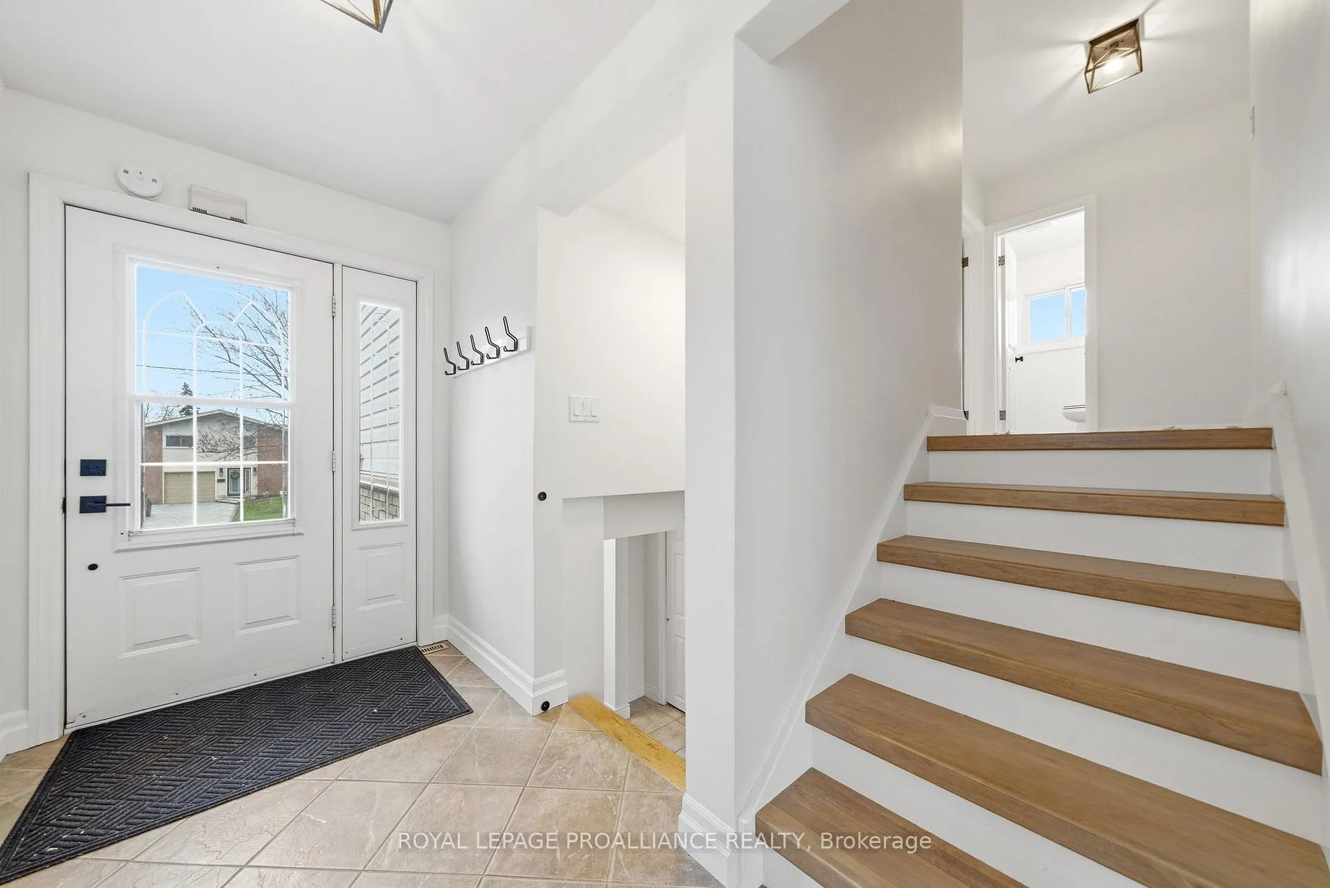 Photo 1 of 25 Southwood Crescent, Belleville, Belleville Ward — HOMEH