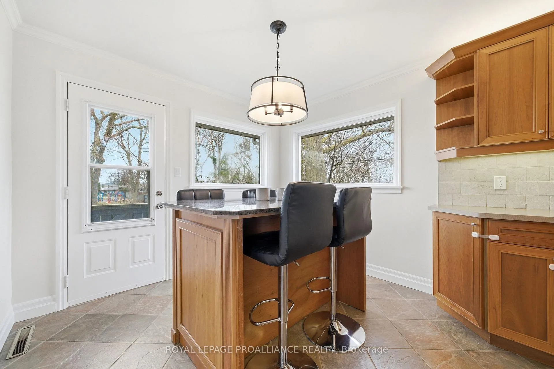 Photo 11 of 25 Southwood Crescent, Belleville, Belleville Ward — HOMEH