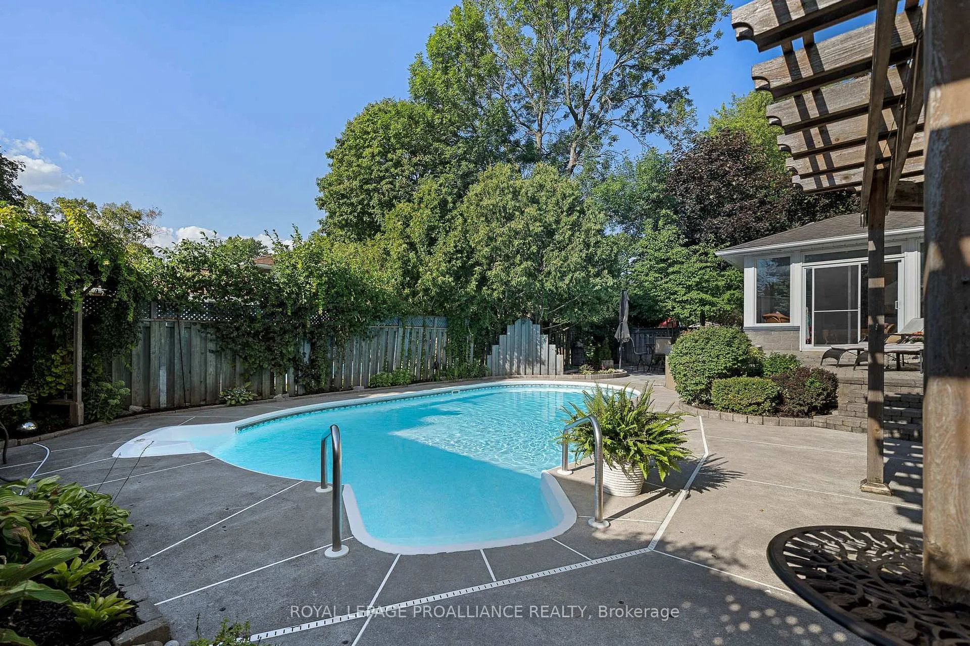 Photo 48 of 25 Southwood Crescent, Belleville, Belleville Ward — HOMEH