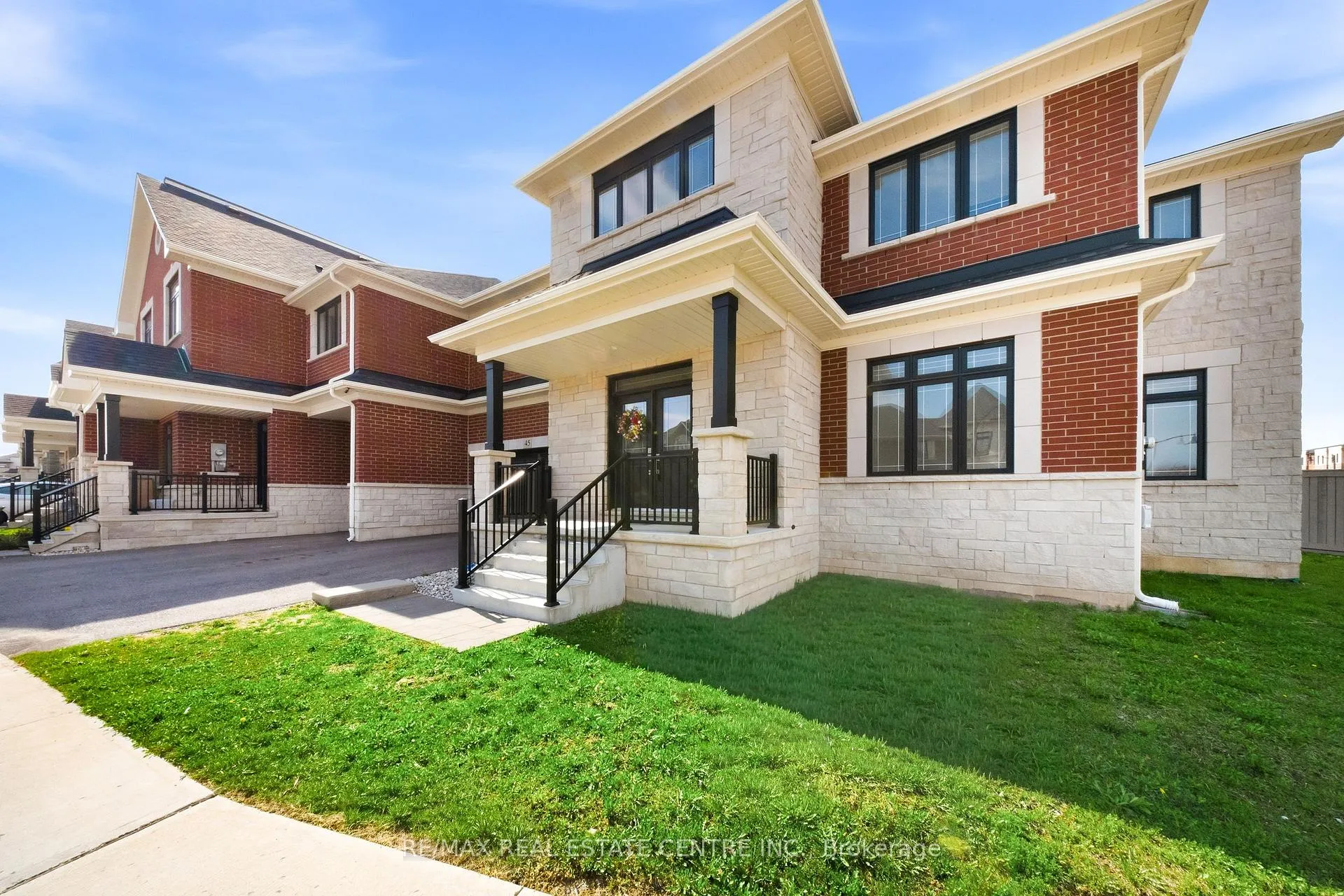 Photo 2 of 45 Great Falls Boulevard, Hamilton, Waterdown — HOMEH