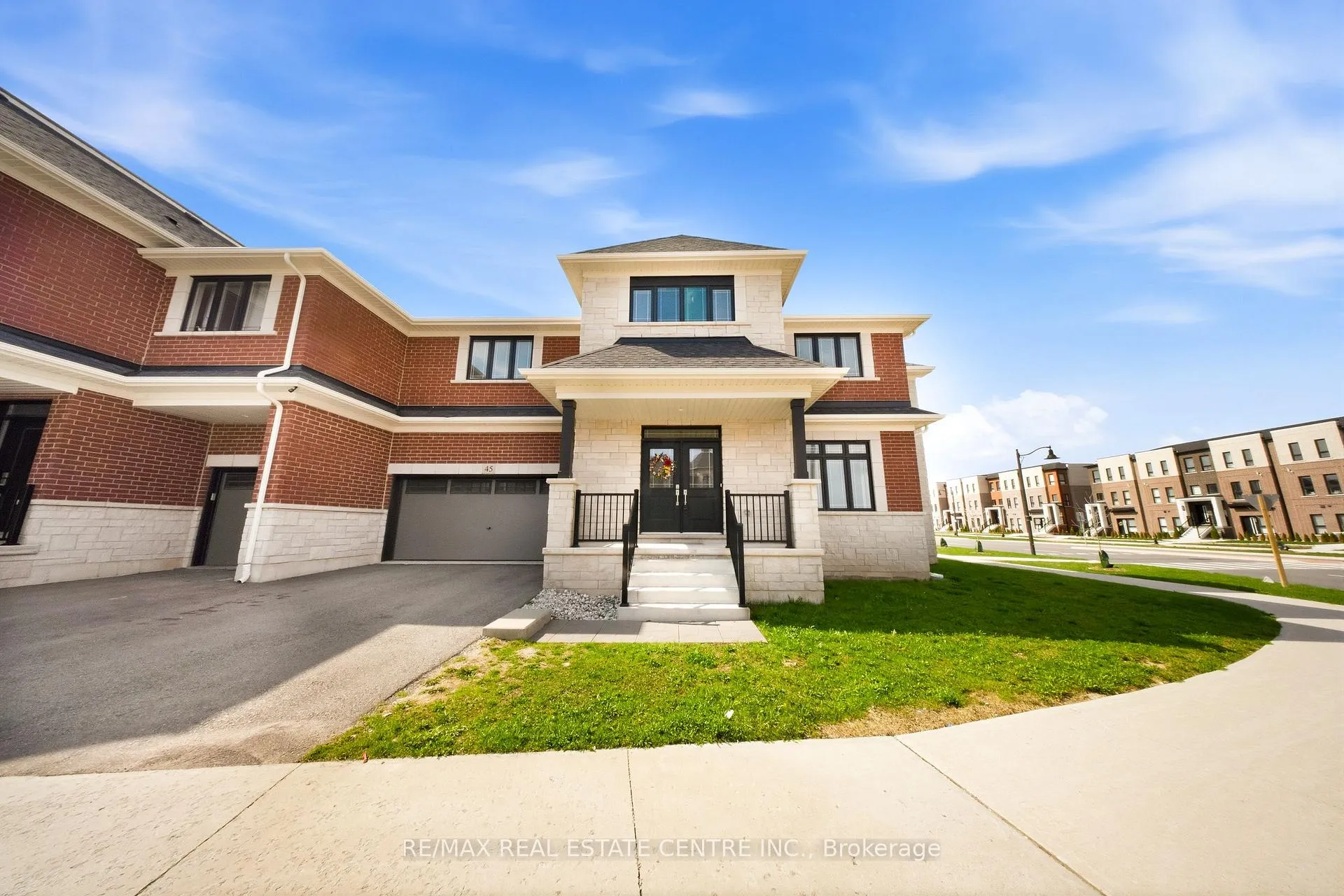 Photo 3 of 45 Great Falls Boulevard, Hamilton, Waterdown — HOMEH