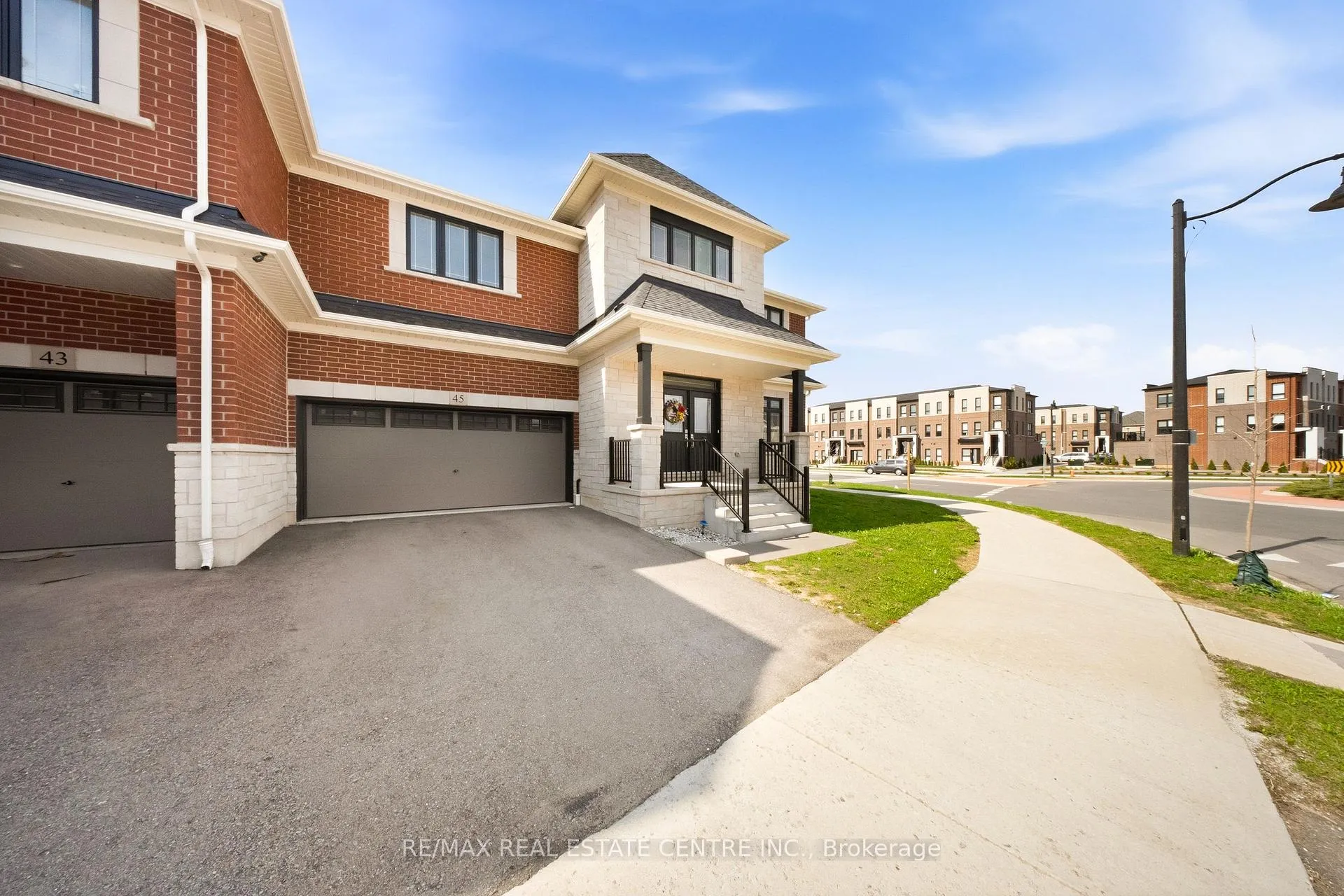 Photo 4 of 45 Great Falls Boulevard, Hamilton, Waterdown — HOMEH