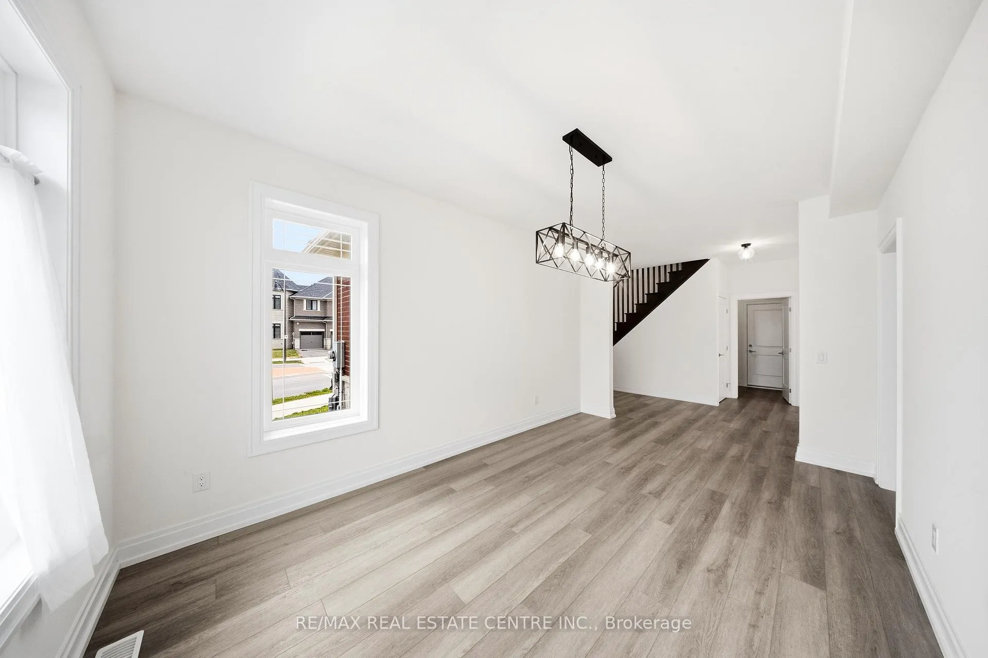 Photo 12 of 45 Great Falls Boulevard, Hamilton, Waterdown — HOMEH