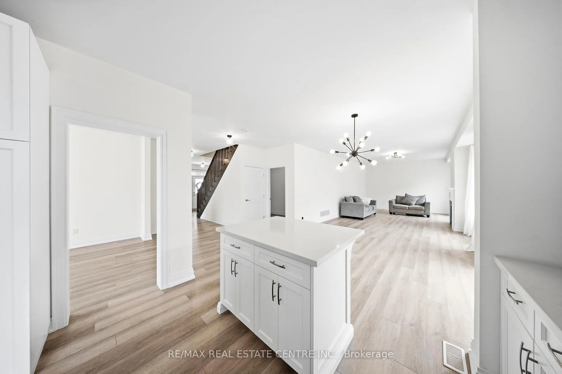 Photo 17 of 45 Great Falls Boulevard, Hamilton, Waterdown — HOMEH