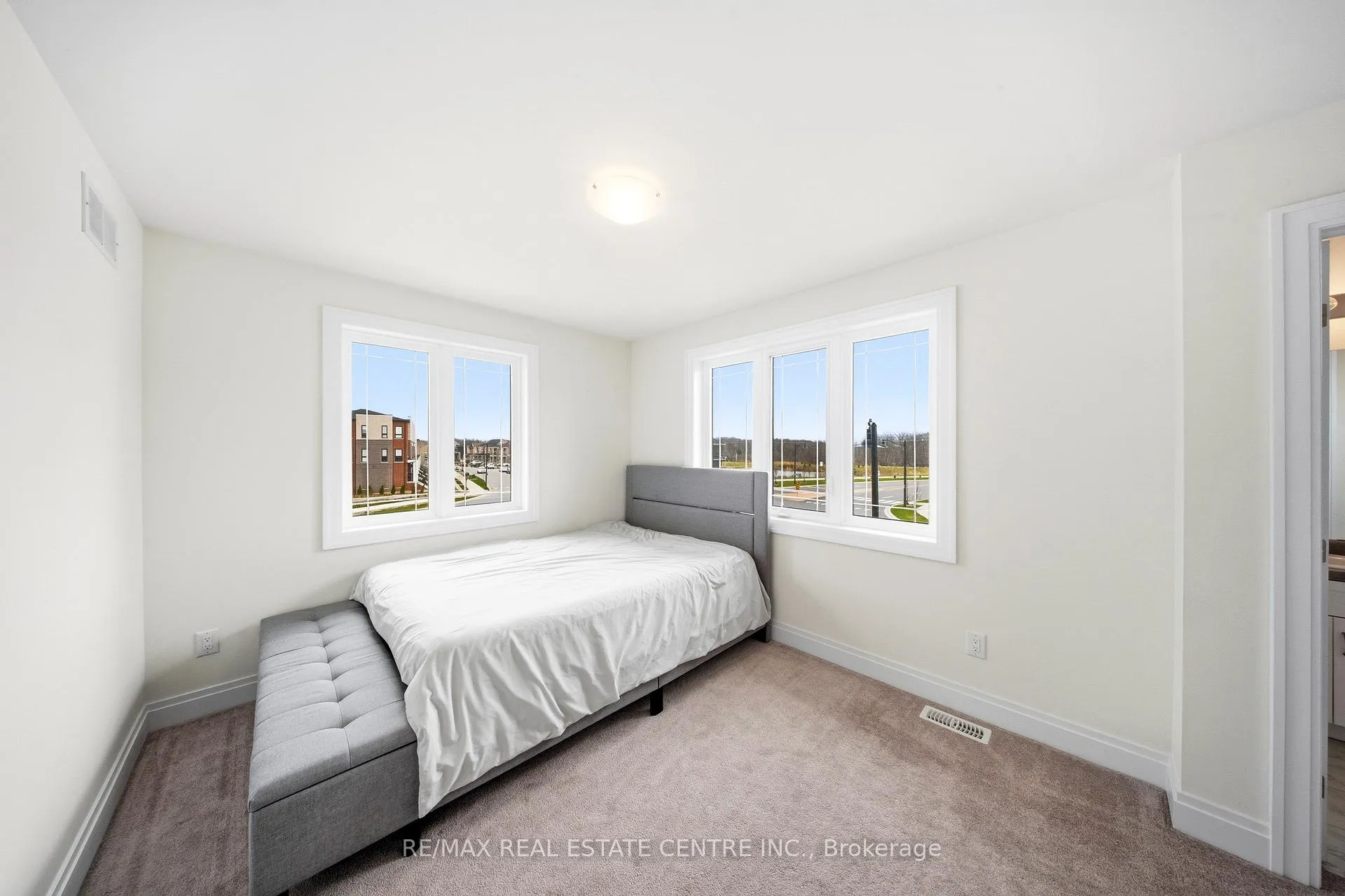 Photo 27 of 45 Great Falls Boulevard, Hamilton, Waterdown — HOMEH
