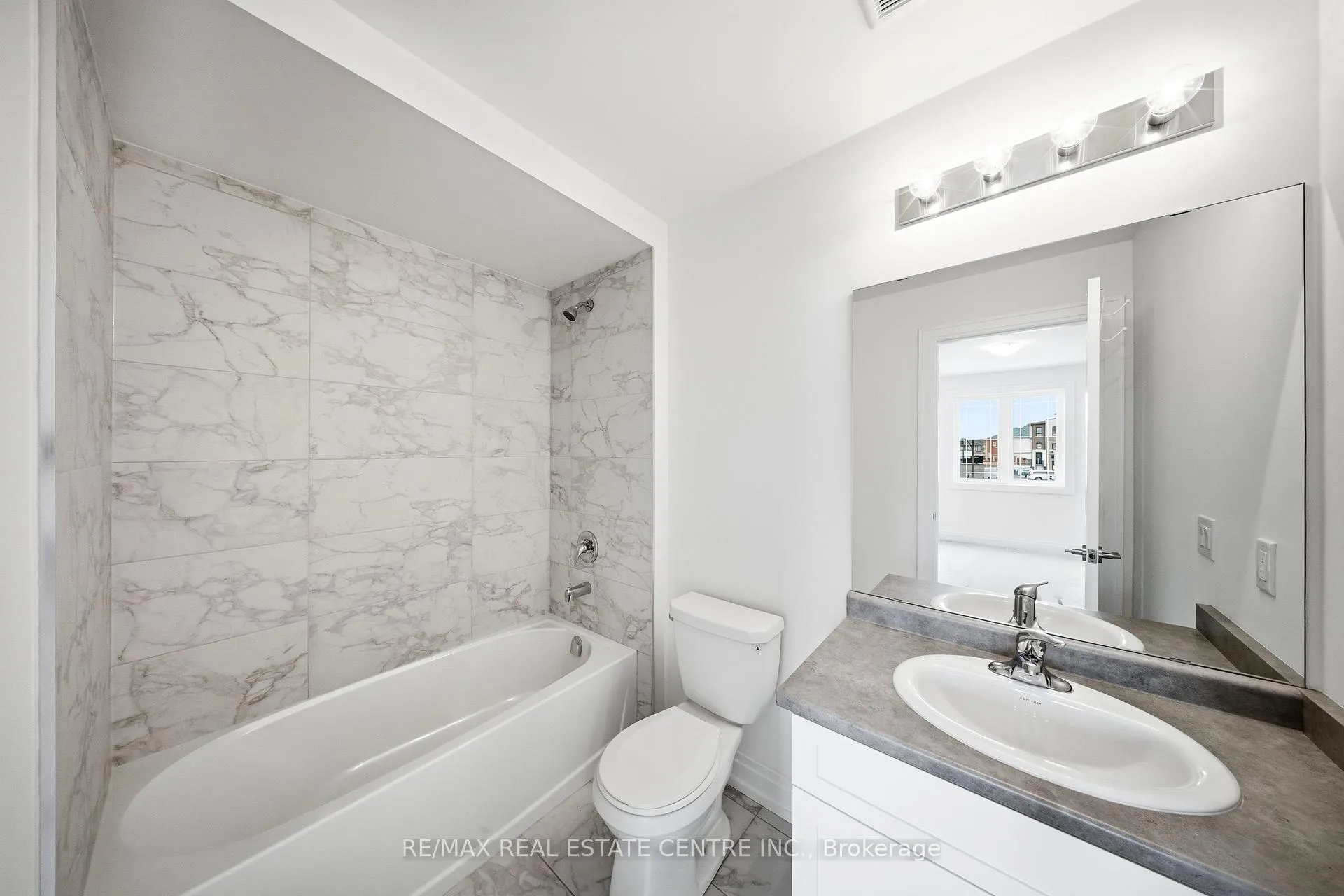 Photo 32 of 45 Great Falls Boulevard, Hamilton, Waterdown — HOMEH