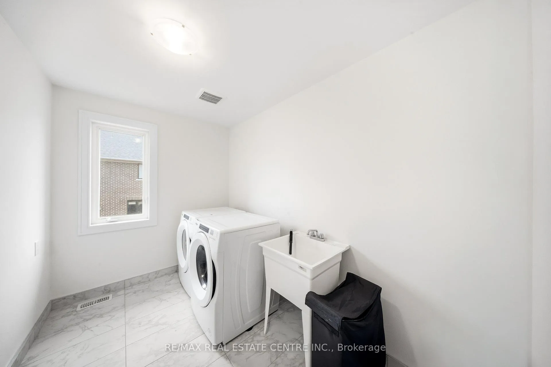 Photo 36 of 45 Great Falls Boulevard, Hamilton, Waterdown — HOMEH