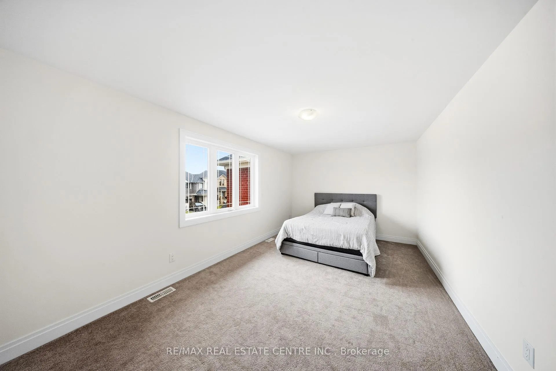 Photo 37 of 45 Great Falls Boulevard, Hamilton, Waterdown — HOMEH