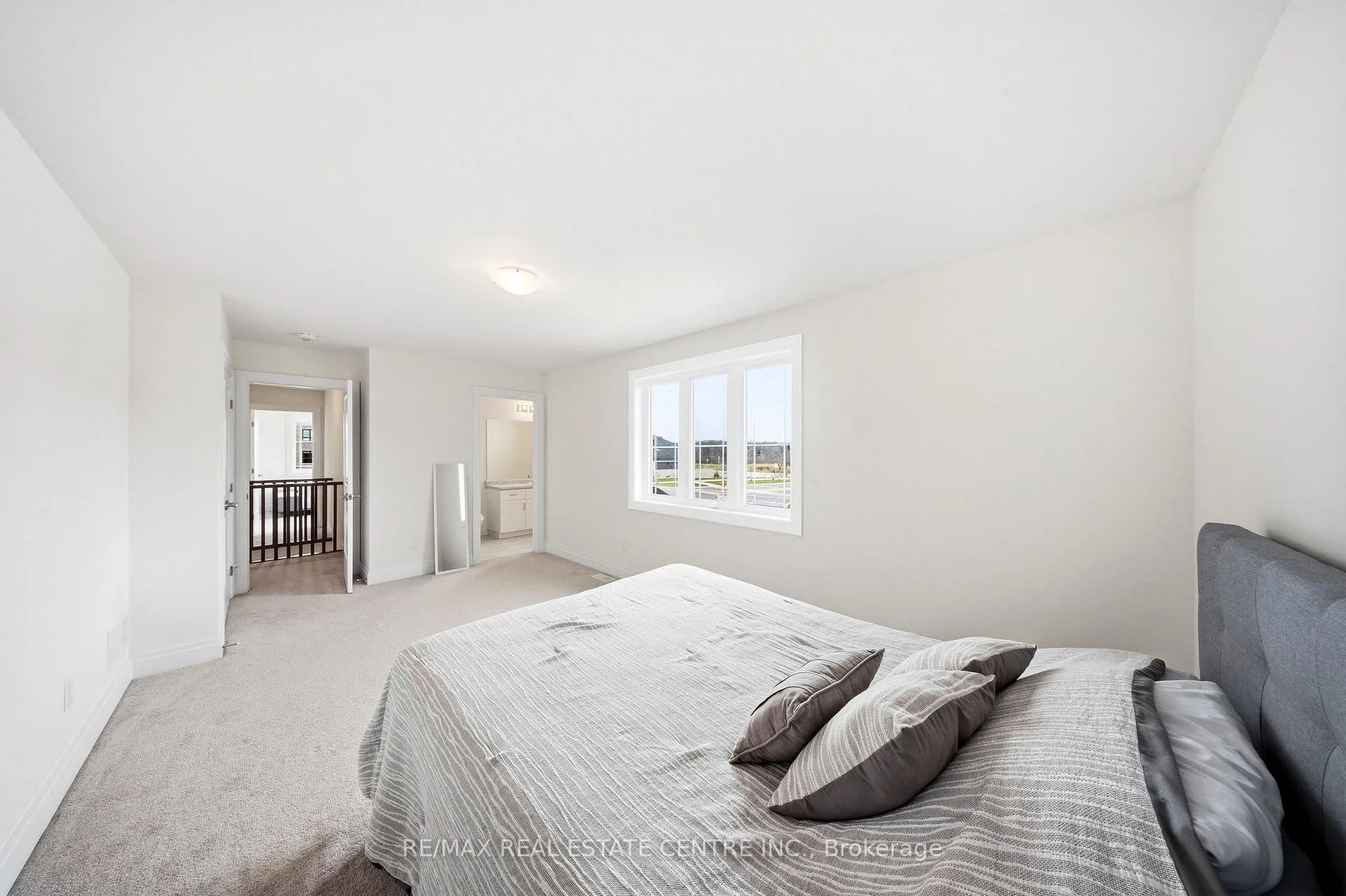 Photo 38 of 45 Great Falls Boulevard, Hamilton, Waterdown — HOMEH