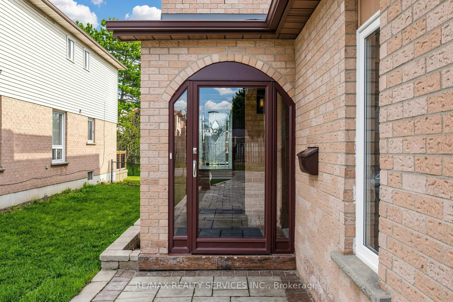 Photo 3 of 160 Newbridge Crescent, Brampton, Westgate — HOMEH
