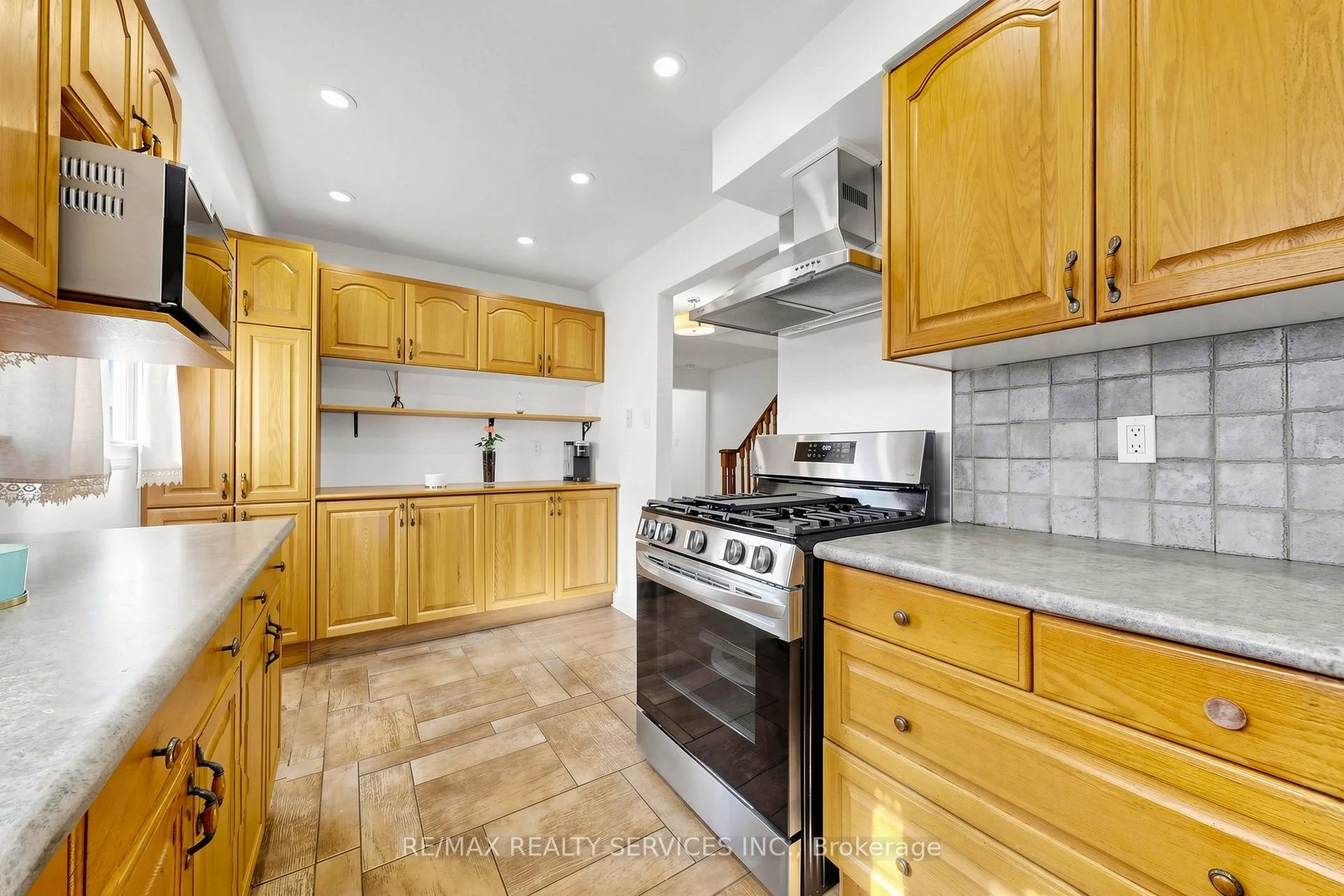 Photo 4 of 160 Newbridge Crescent, Brampton, Westgate — HOMEH
