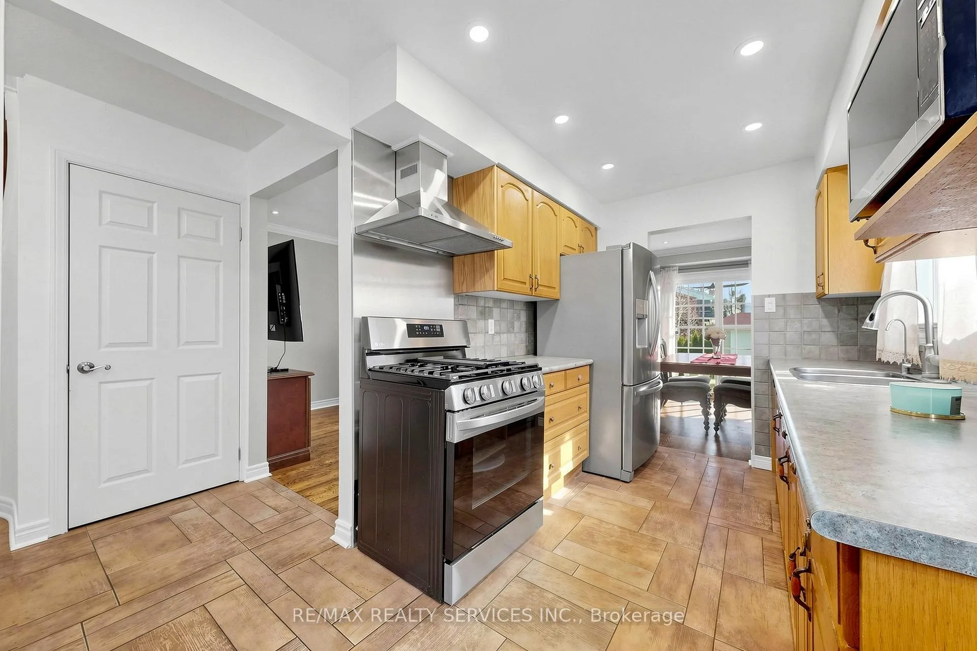 Photo 5 of 160 Newbridge Crescent, Brampton, Westgate — HOMEH
