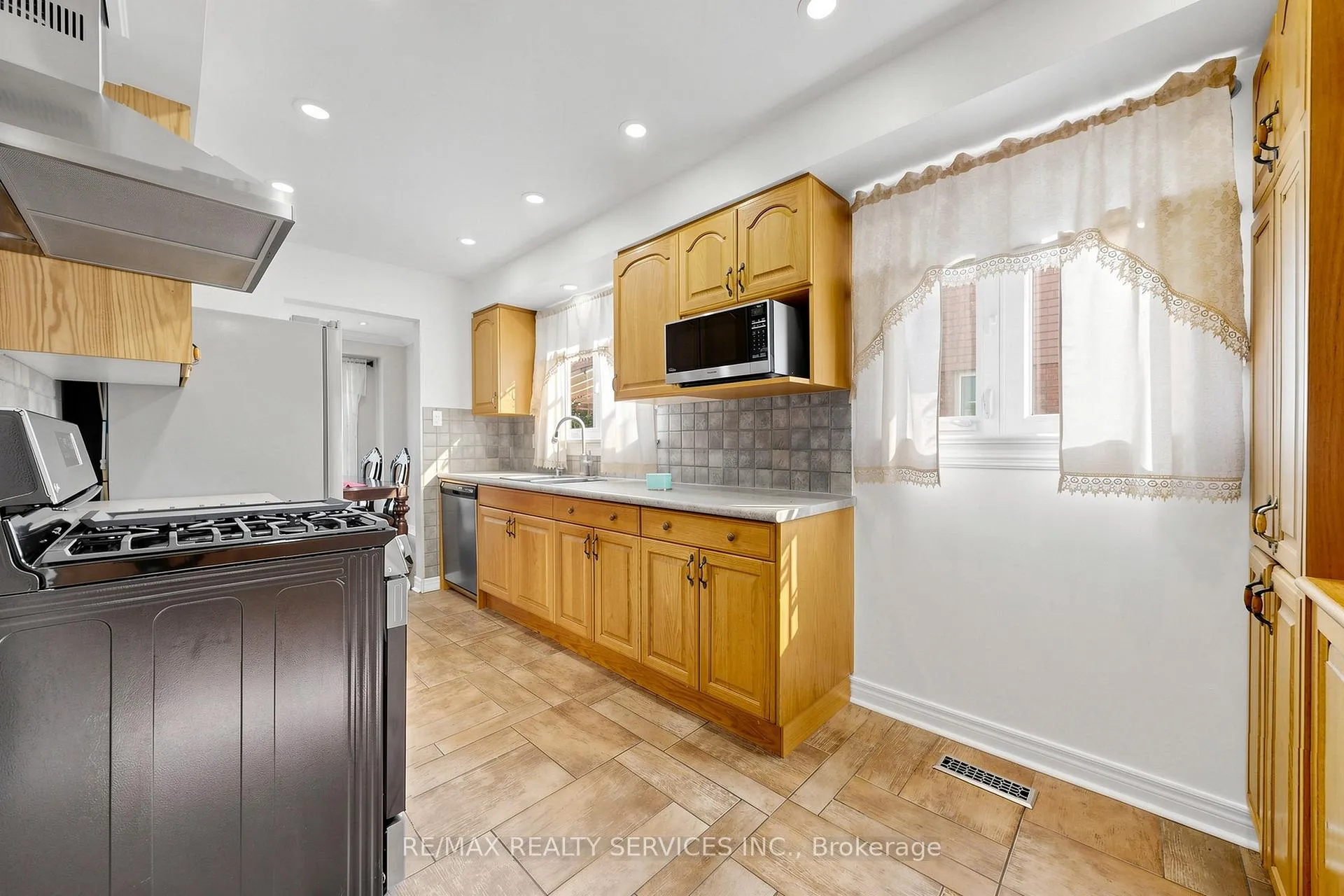 Photo 6 of 160 Newbridge Crescent, Brampton, Westgate — HOMEH