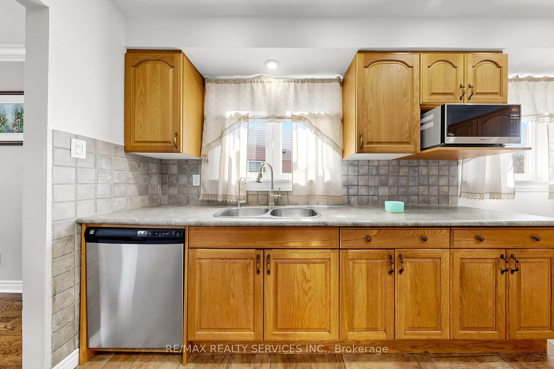 Photo 8 of 160 Newbridge Crescent, Brampton, Westgate — HOMEH