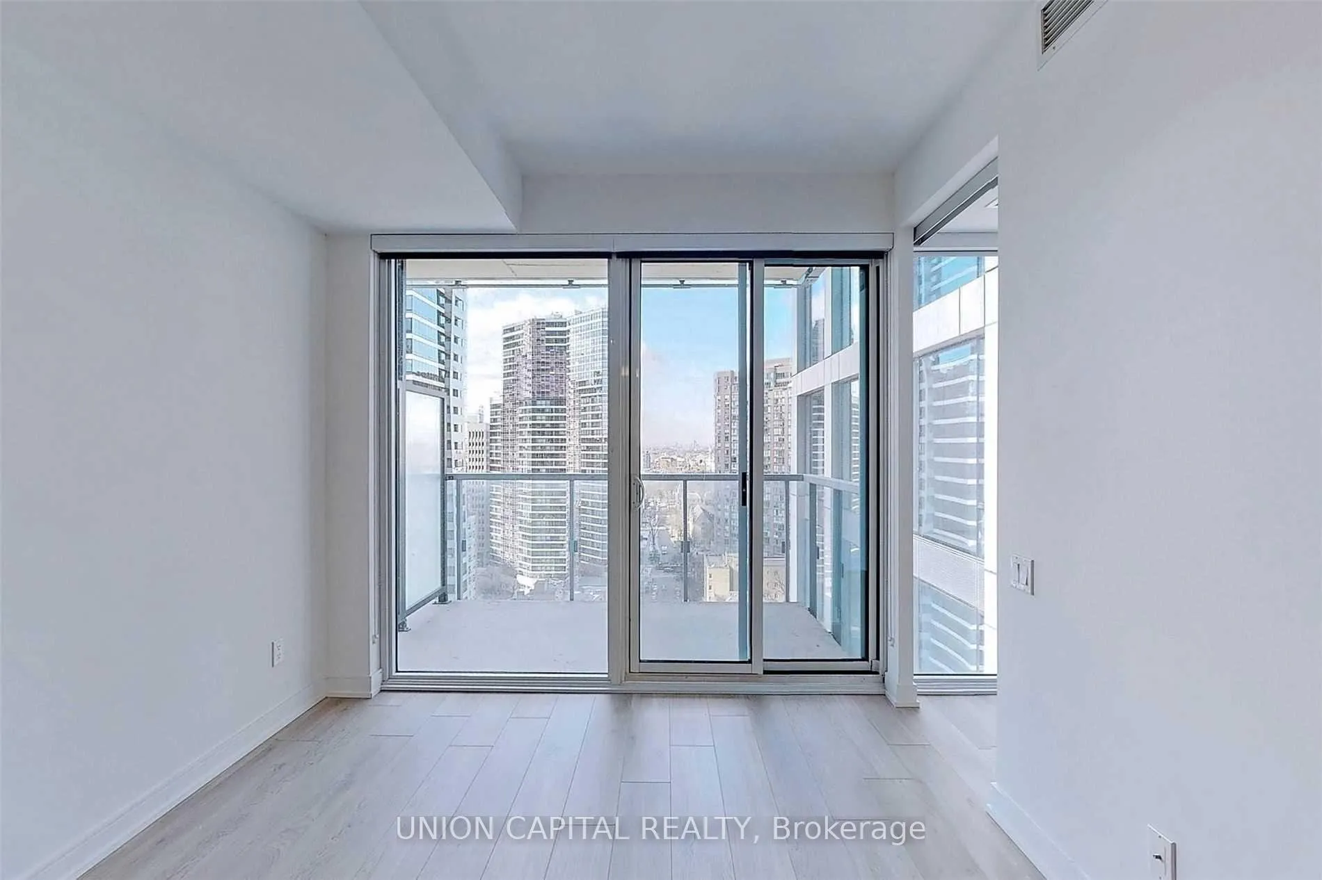Photo 4 of Unit 2013, 3 Gloucester Street, Toronto, Church-Yonge Corridor — HOMEH