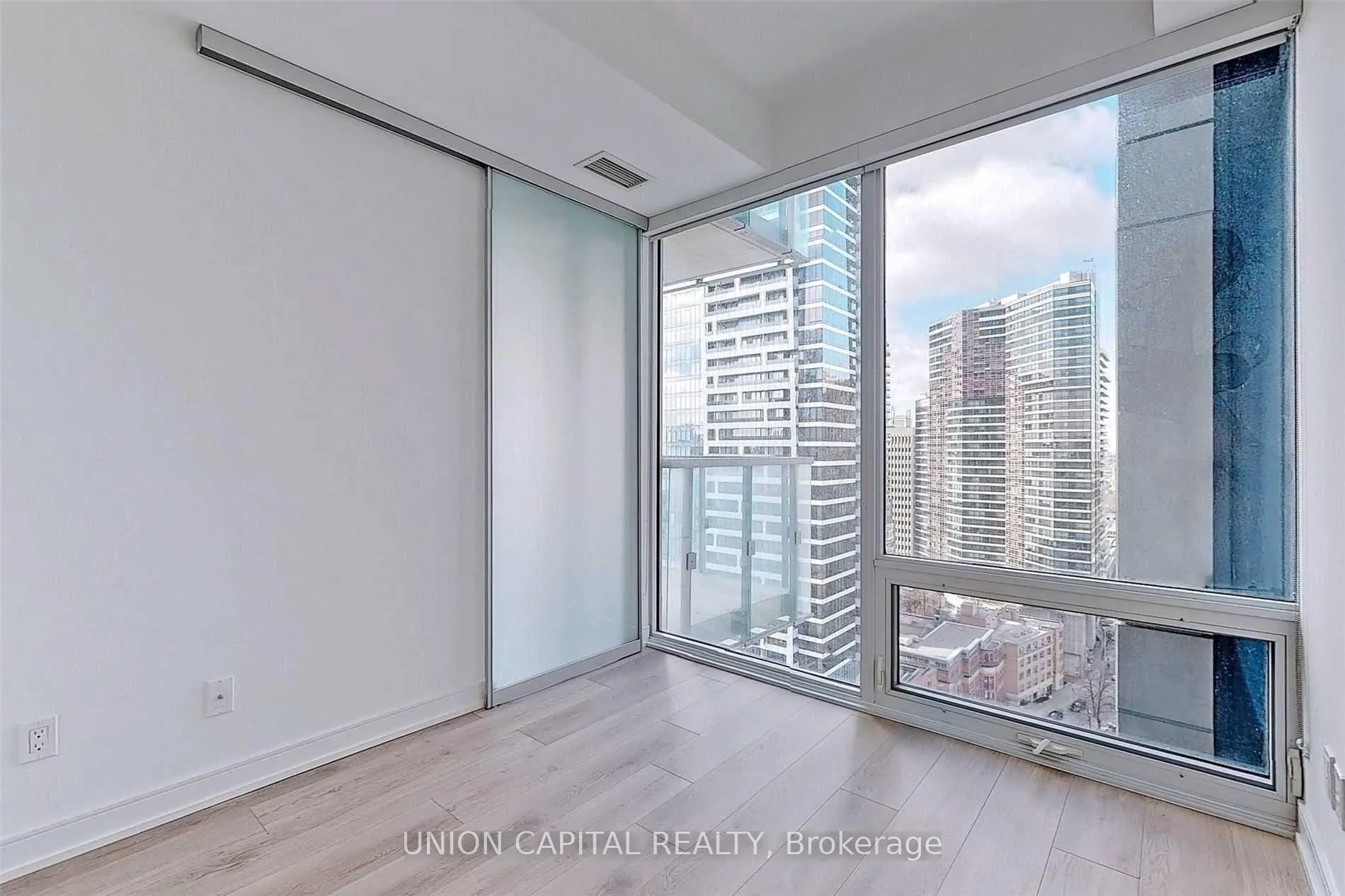 Photo 6 of Unit 2013, 3 Gloucester Street, Toronto, Church-Yonge Corridor — HOMEH