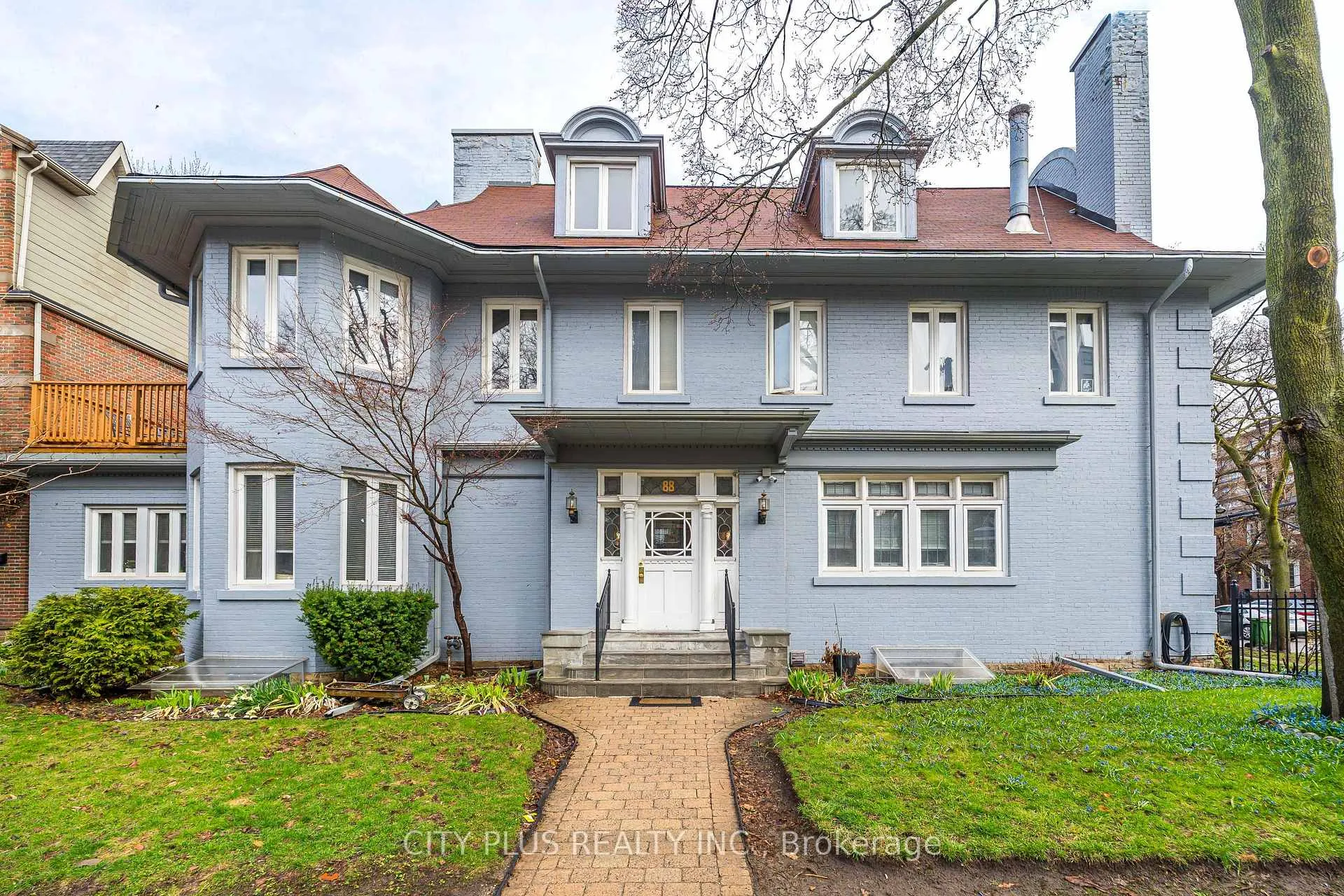 Front of Unit 102, 88 Lowther Avenue