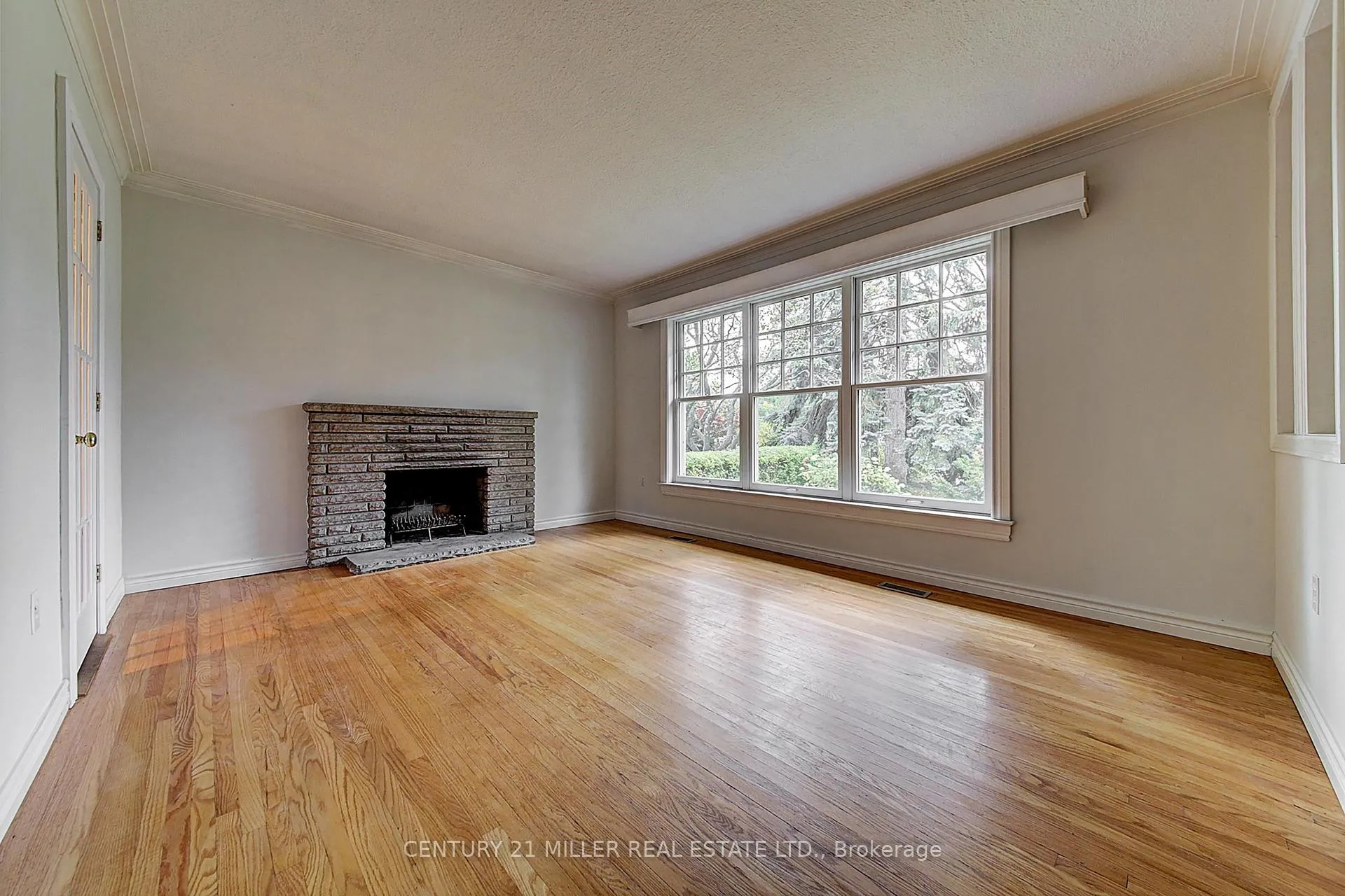Photo 4 of 463 Avon Crescent, Oakville, Morrison — HOMEH