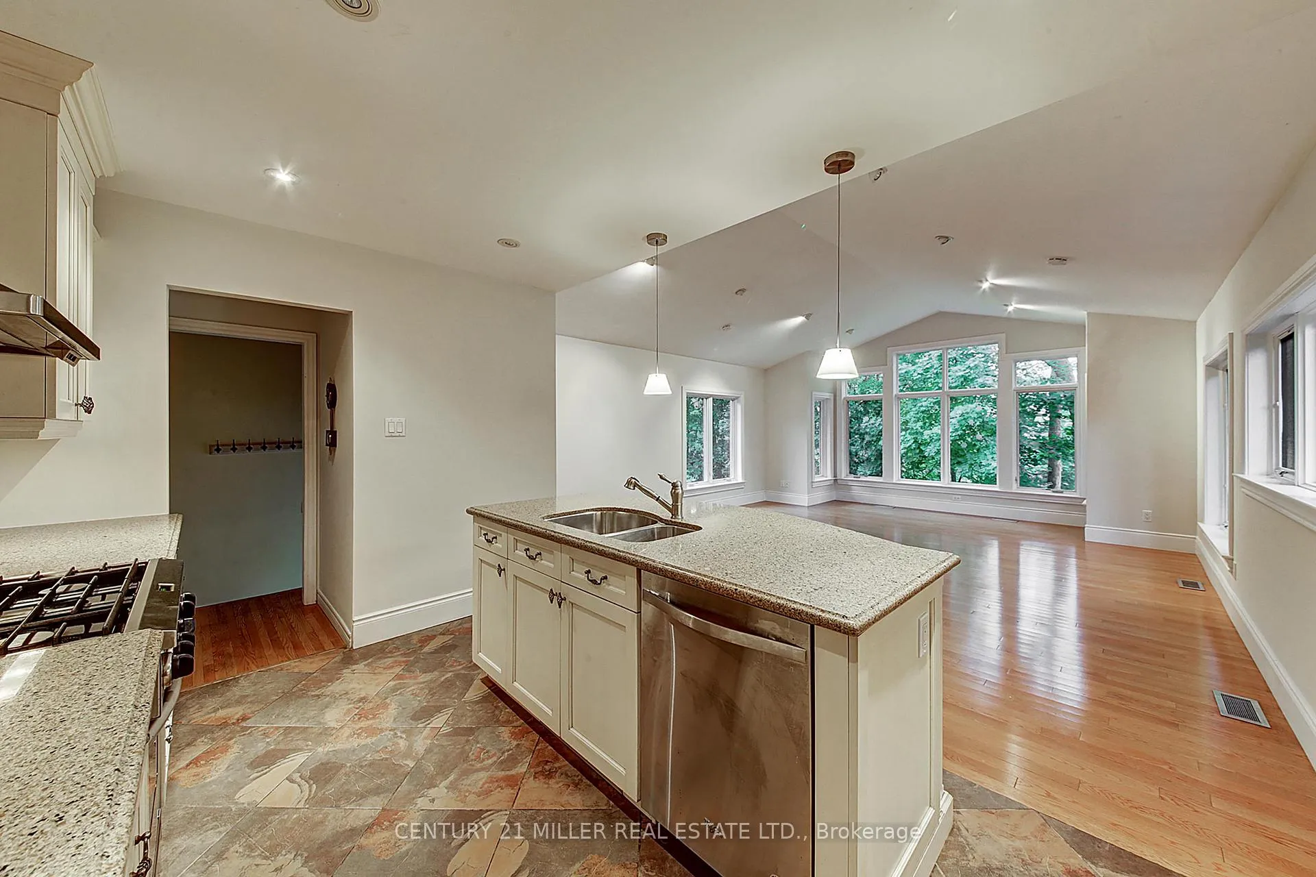 Photo 5 of 463 Avon Crescent, Oakville, Morrison — HOMEH