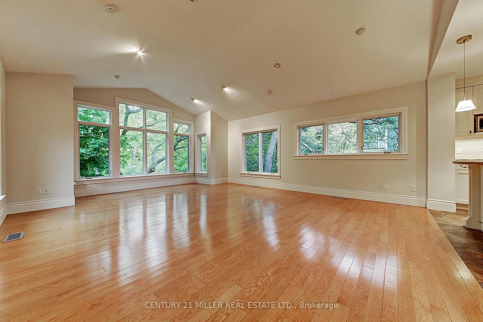 Photo 10 of 463 Avon Crescent, Oakville, Morrison — HOMEH