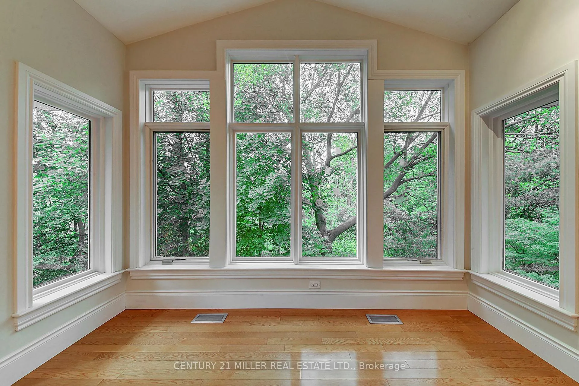 Photo 11 of 463 Avon Crescent, Oakville, Morrison — HOMEH