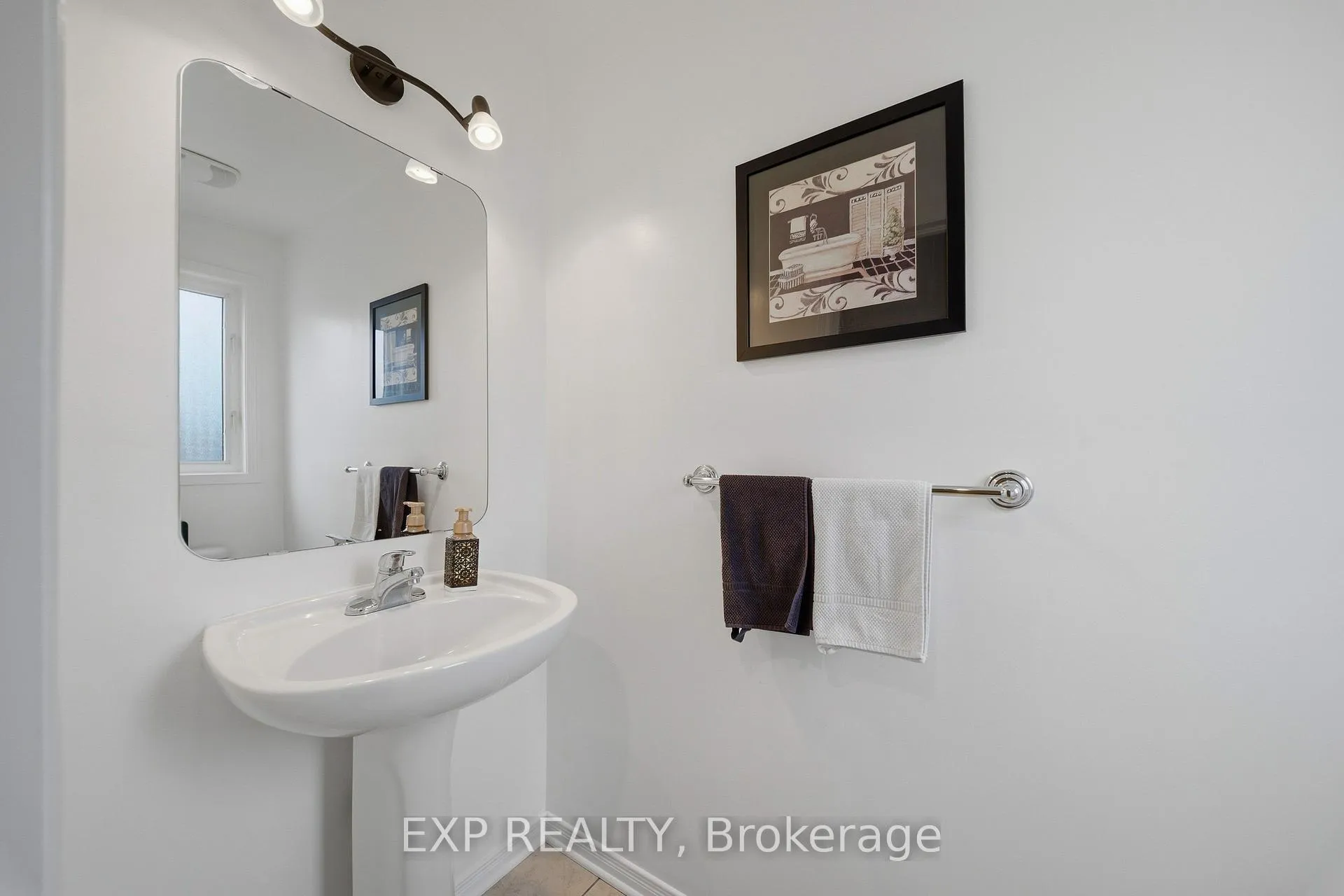 Photo 3 of 300 London Terrace, Ottawa, Manor Park — HOMEH
