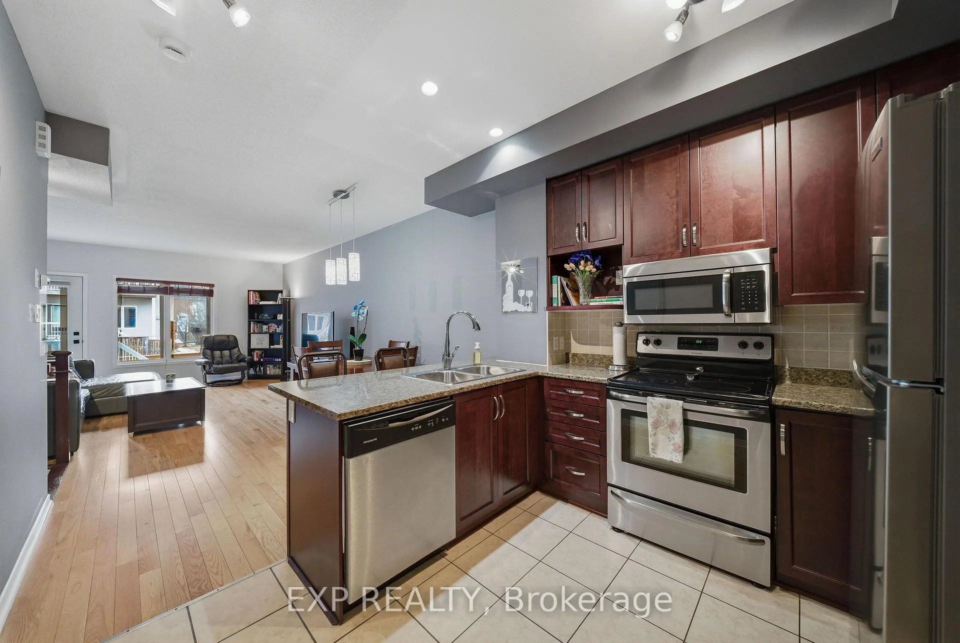 Photo 4 of 300 London Terrace, Ottawa, Manor Park — HOMEH