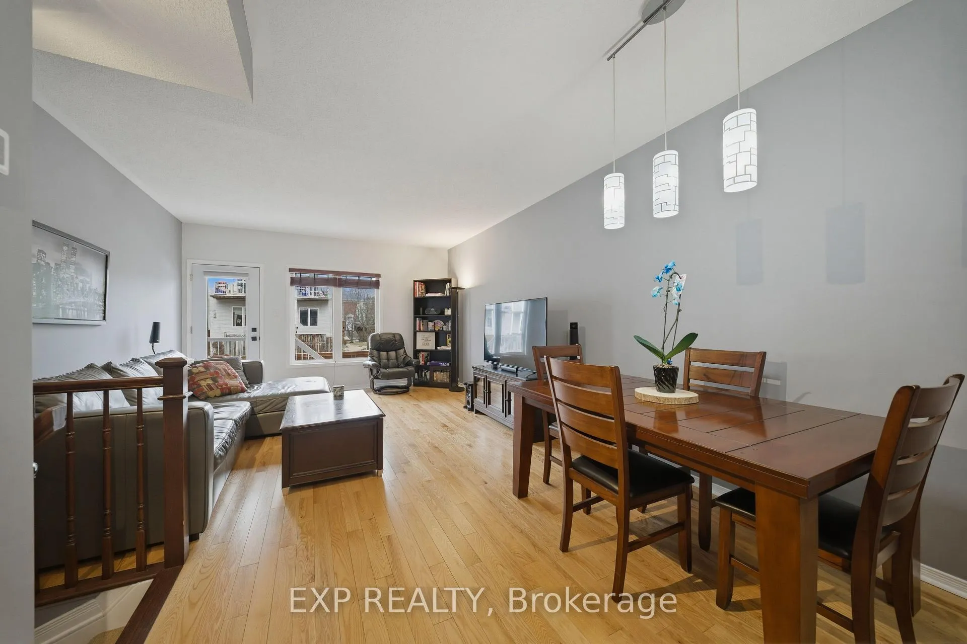 Photo 5 of 300 London Terrace, Ottawa, Manor Park — HOMEH