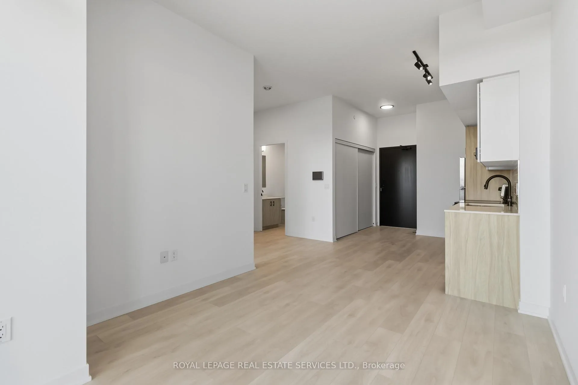 Photo 10 of Unit 122, 4878 Powers Common, Burlington, Alton — HOMEH