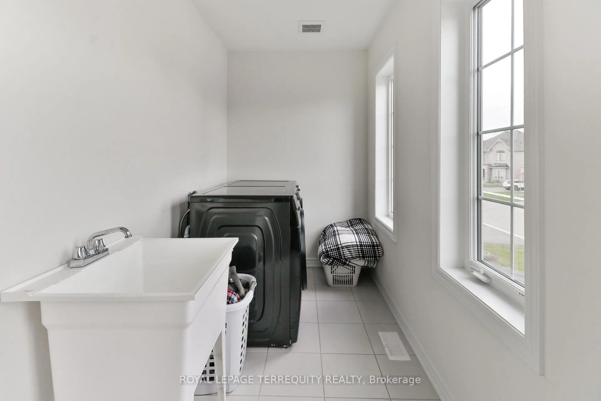 Photo 28 of 26 Sanford Circle, Springwater, Centre Vespra — HOMEH