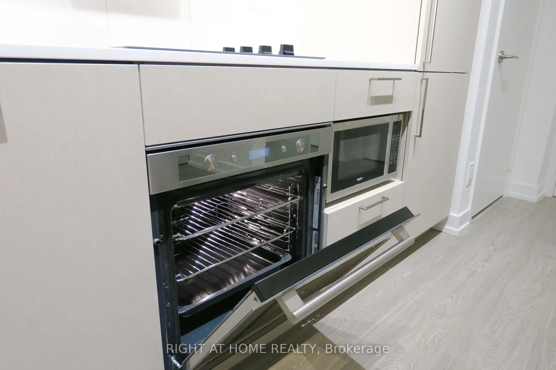 Photo 6 of Unit 821, 19 Western Battery Road, Toronto, Niagara — HOMEH