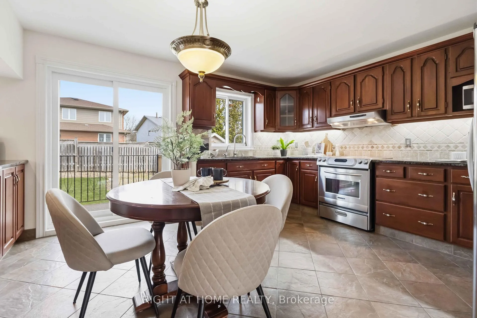 Photo 9 of 313 Preston Drive, Oshawa, McLaughlin — HOMEH