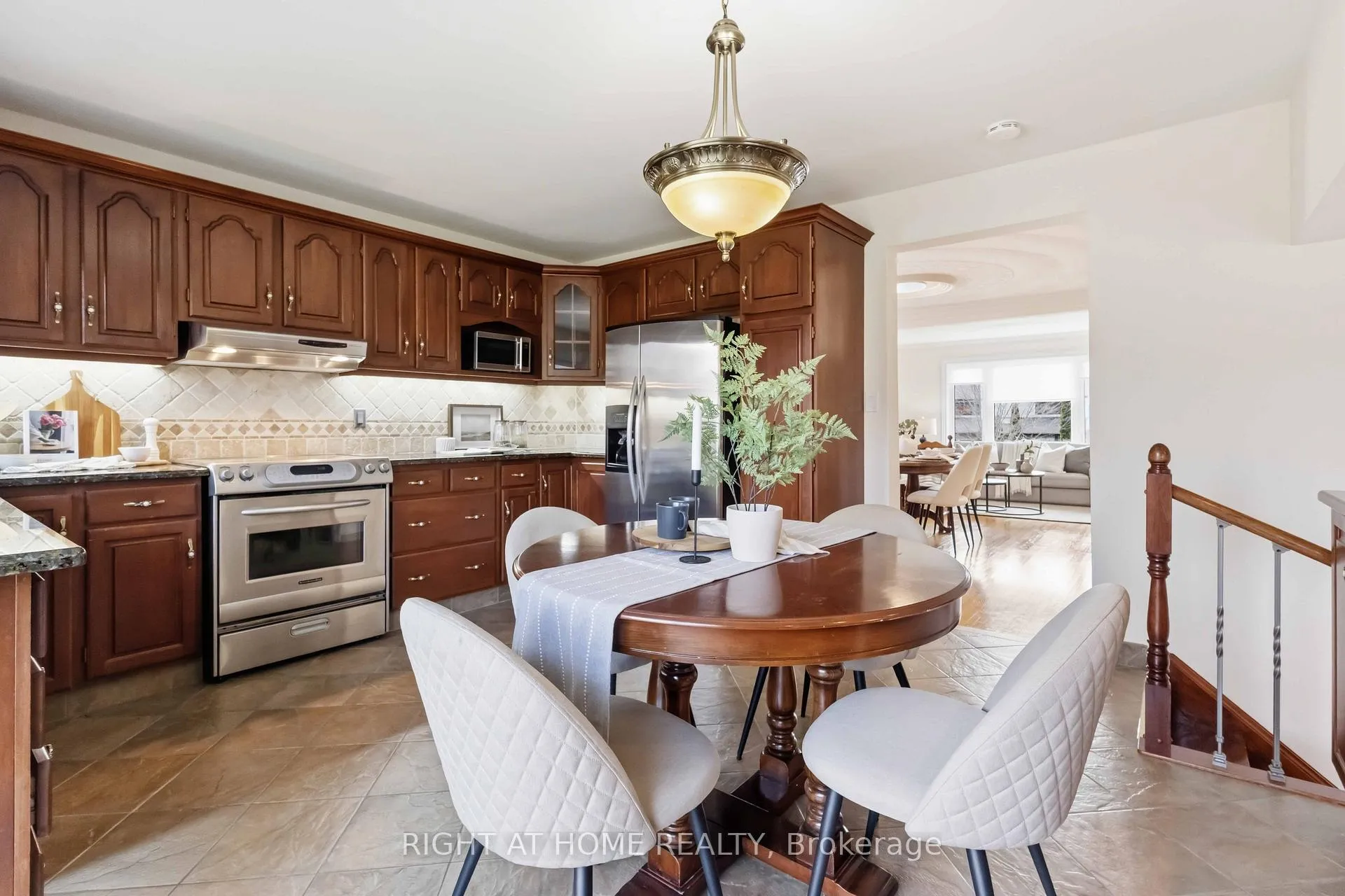 Photo 11 of 313 Preston Drive, Oshawa, McLaughlin — HOMEH