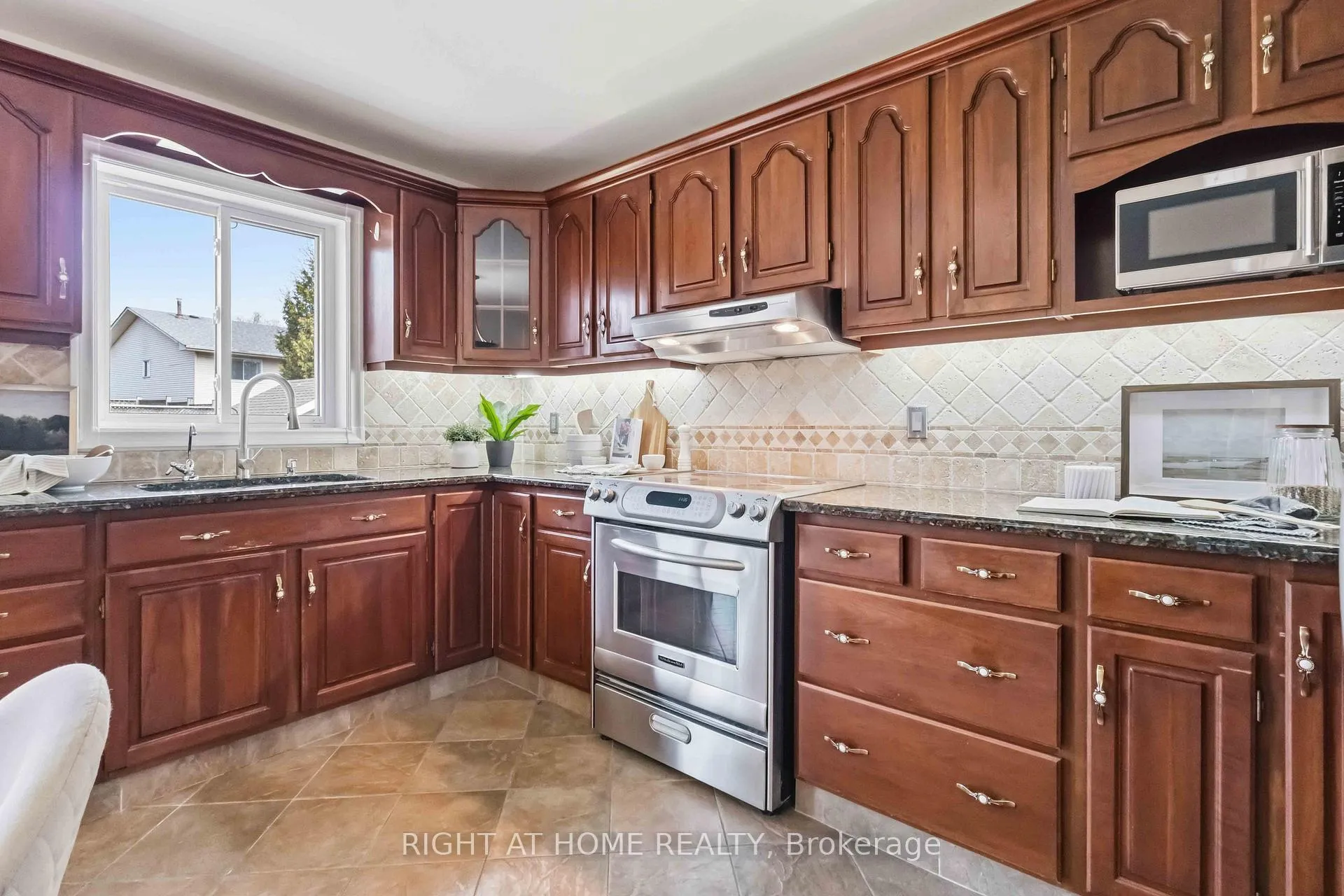 Photo 12 of 313 Preston Drive, Oshawa, McLaughlin — HOMEH