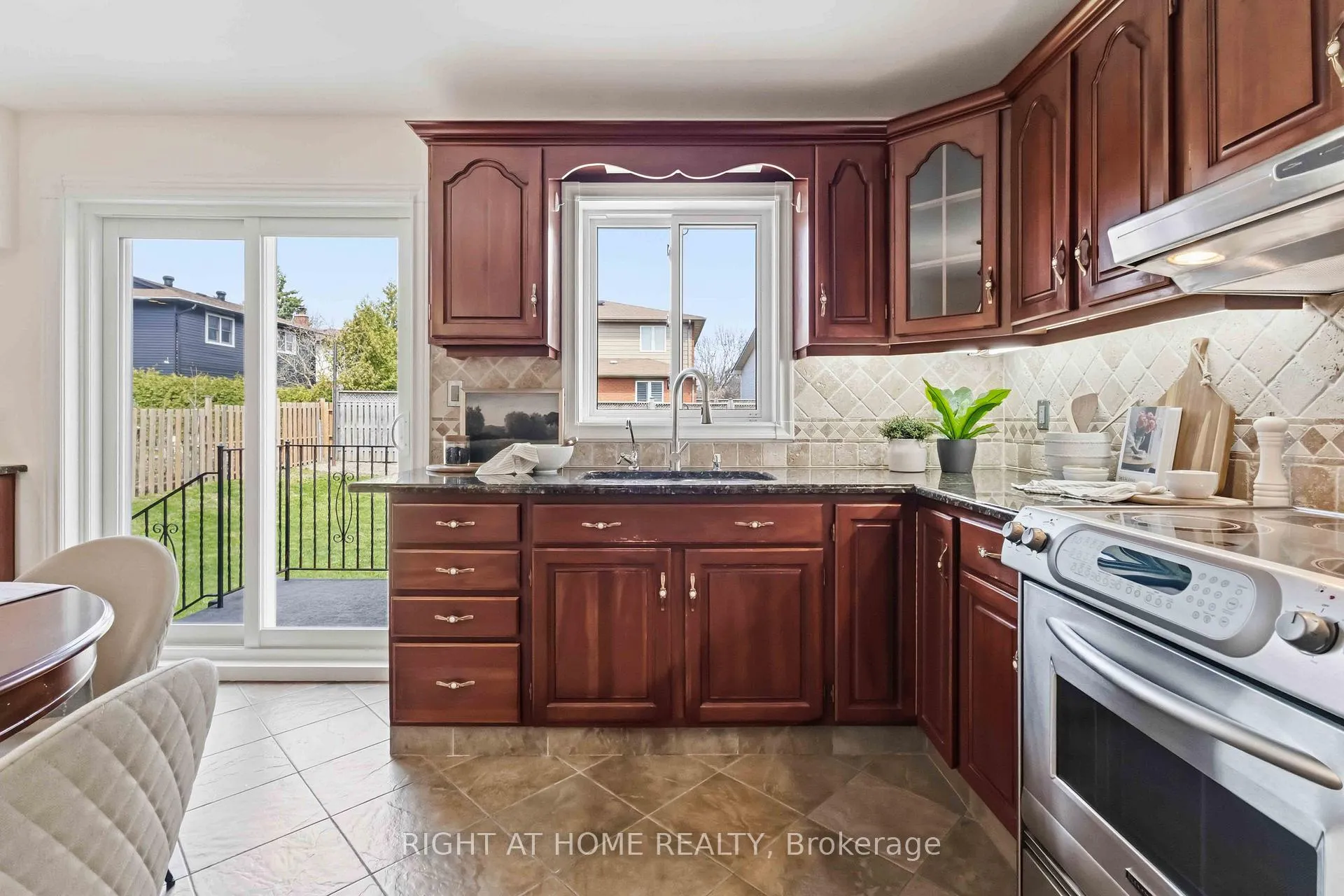 Photo 13 of 313 Preston Drive, Oshawa, McLaughlin — HOMEH