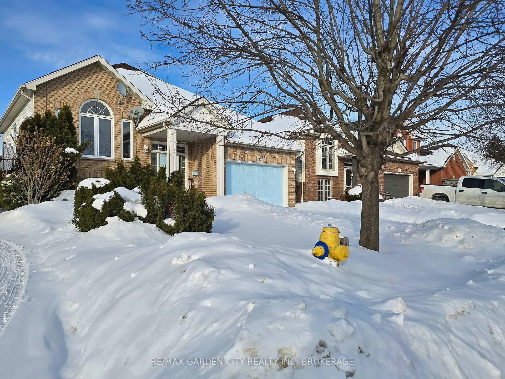 Photo 2 of 11 Cozocar Crescent, St. Catharines, Rykert/Vansickle — HOMEH