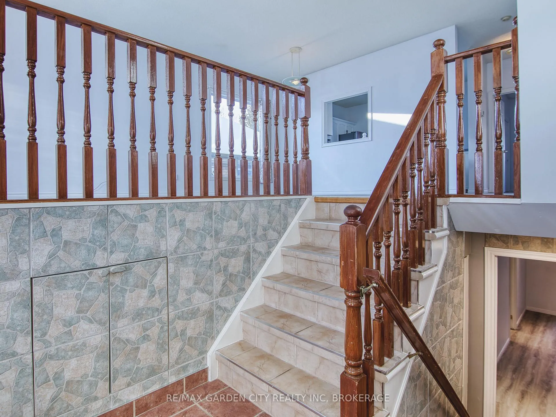 Photo 6 of 11 Cozocar Crescent, St. Catharines, Rykert/Vansickle — HOMEH