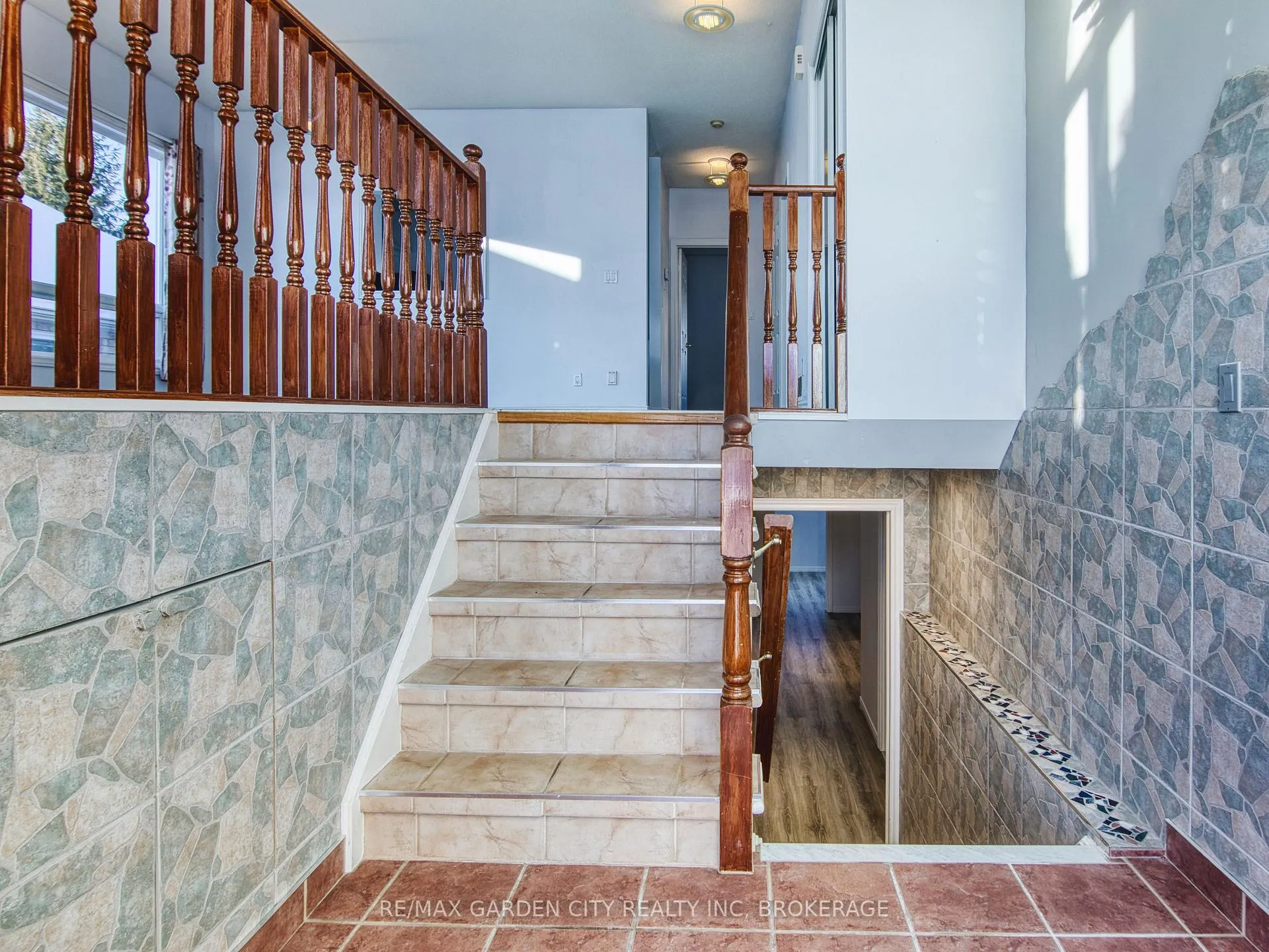 Photo 7 of 11 Cozocar Crescent, St. Catharines, Rykert/Vansickle — HOMEH