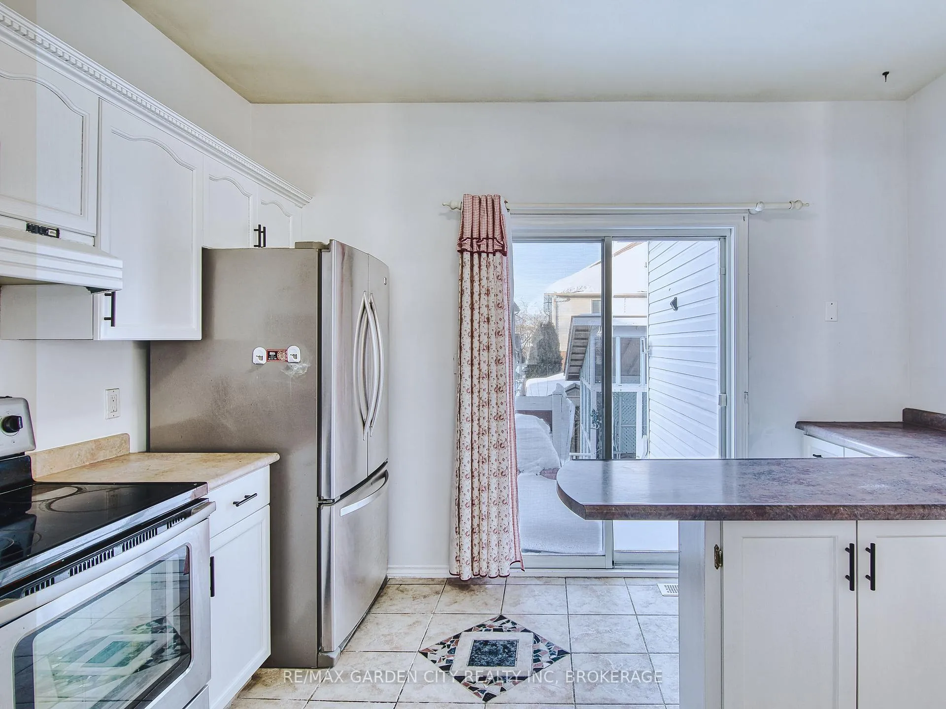 Photo 13 of 11 Cozocar Crescent, St. Catharines, Rykert/Vansickle — HOMEH