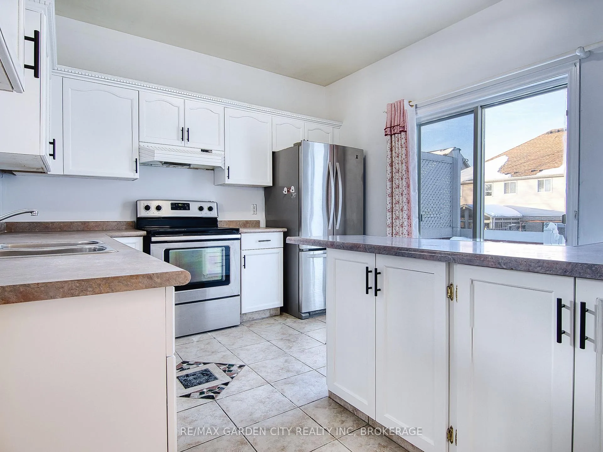 Photo 14 of 11 Cozocar Crescent, St. Catharines, Rykert/Vansickle — HOMEH