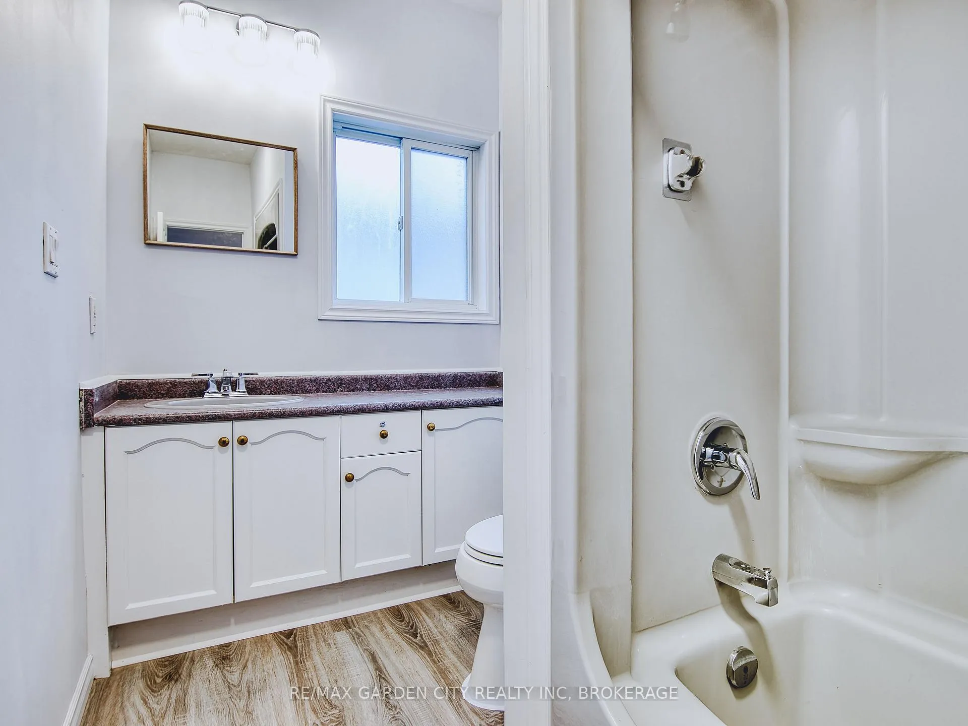 Photo 16 of 11 Cozocar Crescent, St. Catharines, Rykert/Vansickle — HOMEH
