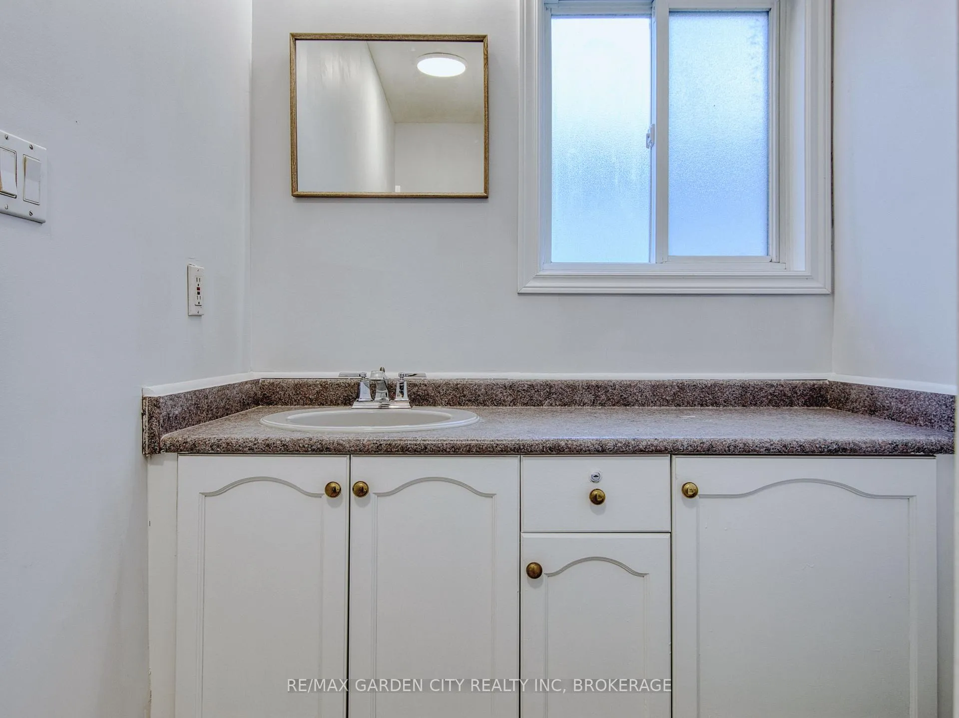 Photo 17 of 11 Cozocar Crescent, St. Catharines, Rykert/Vansickle — HOMEH