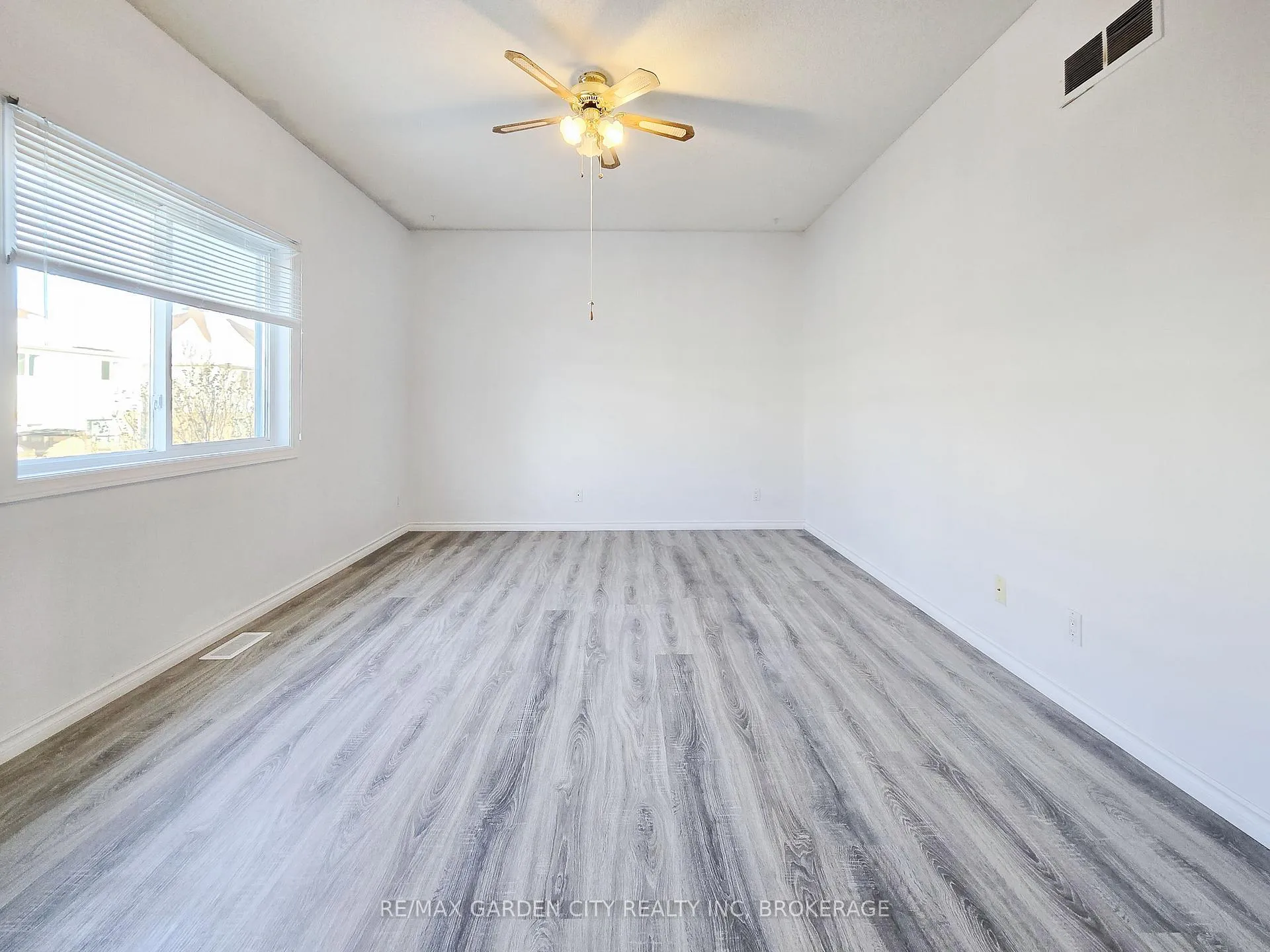 Photo 19 of 11 Cozocar Crescent, St. Catharines, Rykert/Vansickle — HOMEH