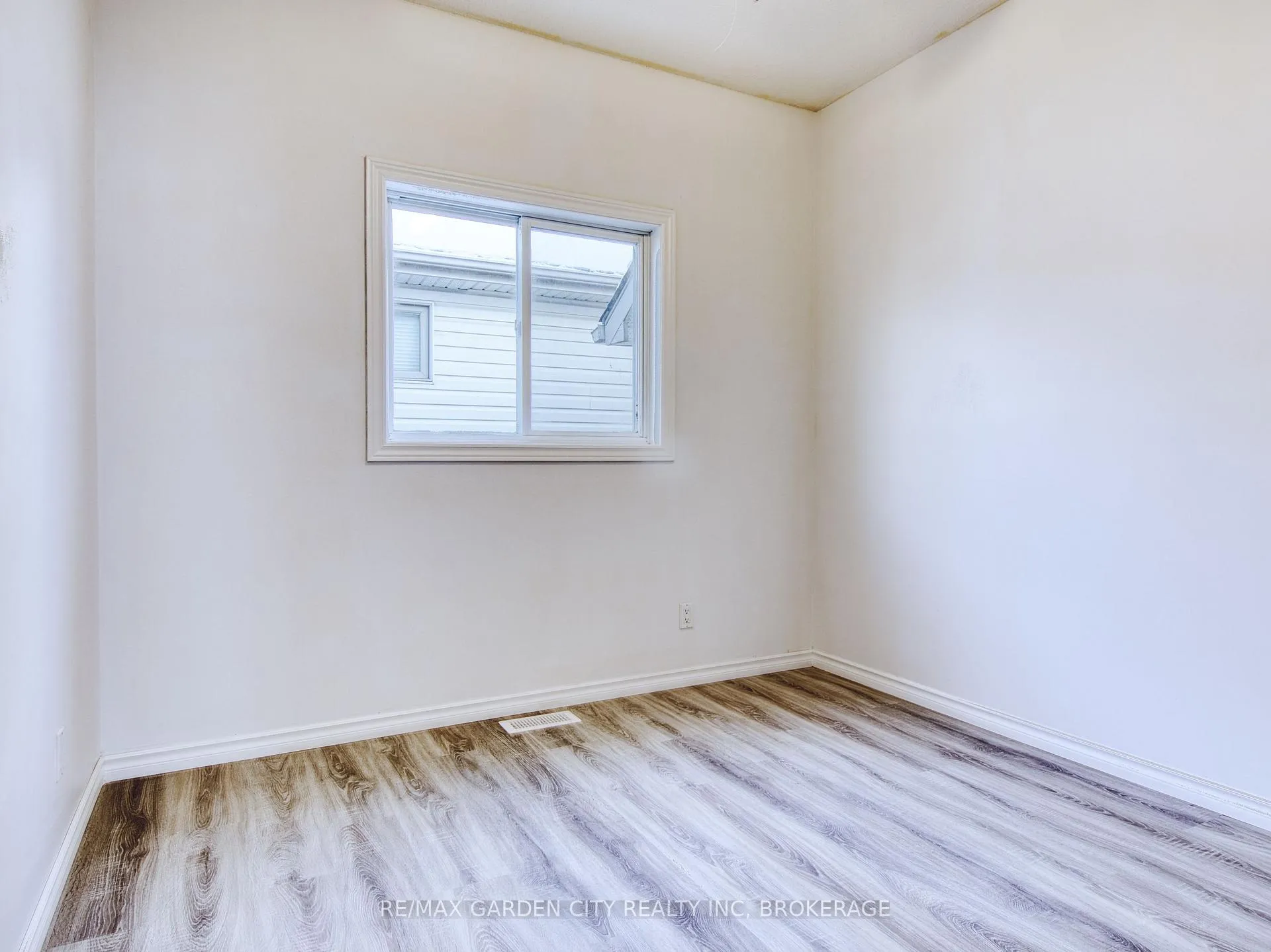 Photo 25 of 11 Cozocar Crescent, St. Catharines, Rykert/Vansickle — HOMEH