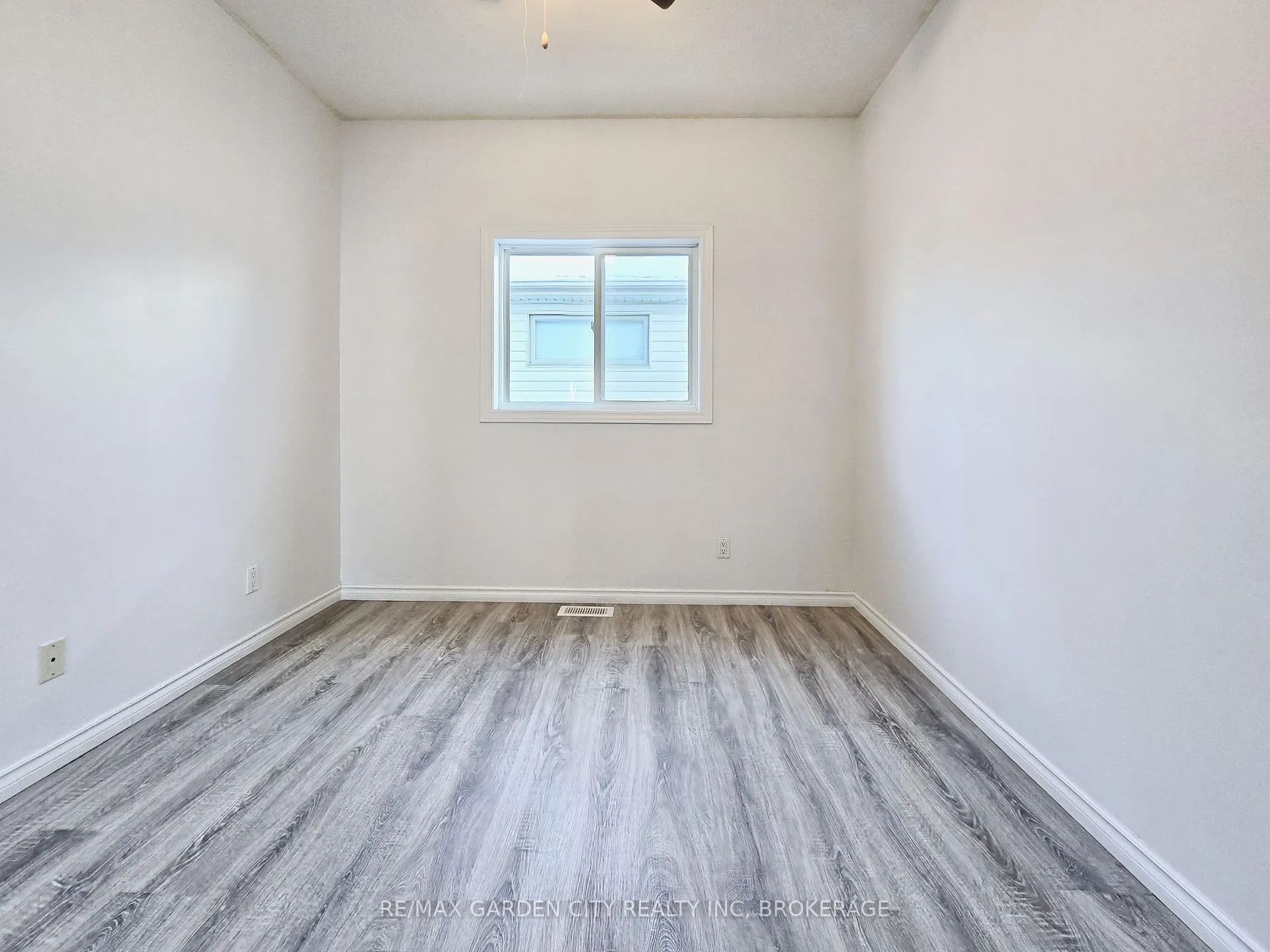 Photo 26 of 11 Cozocar Crescent, St. Catharines, Rykert/Vansickle — HOMEH