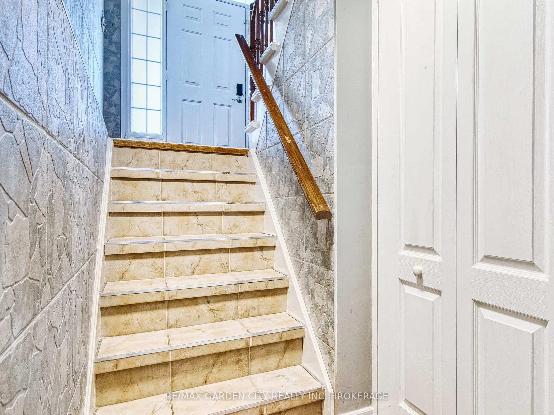 Photo 27 of 11 Cozocar Crescent, St. Catharines, Rykert/Vansickle — HOMEH