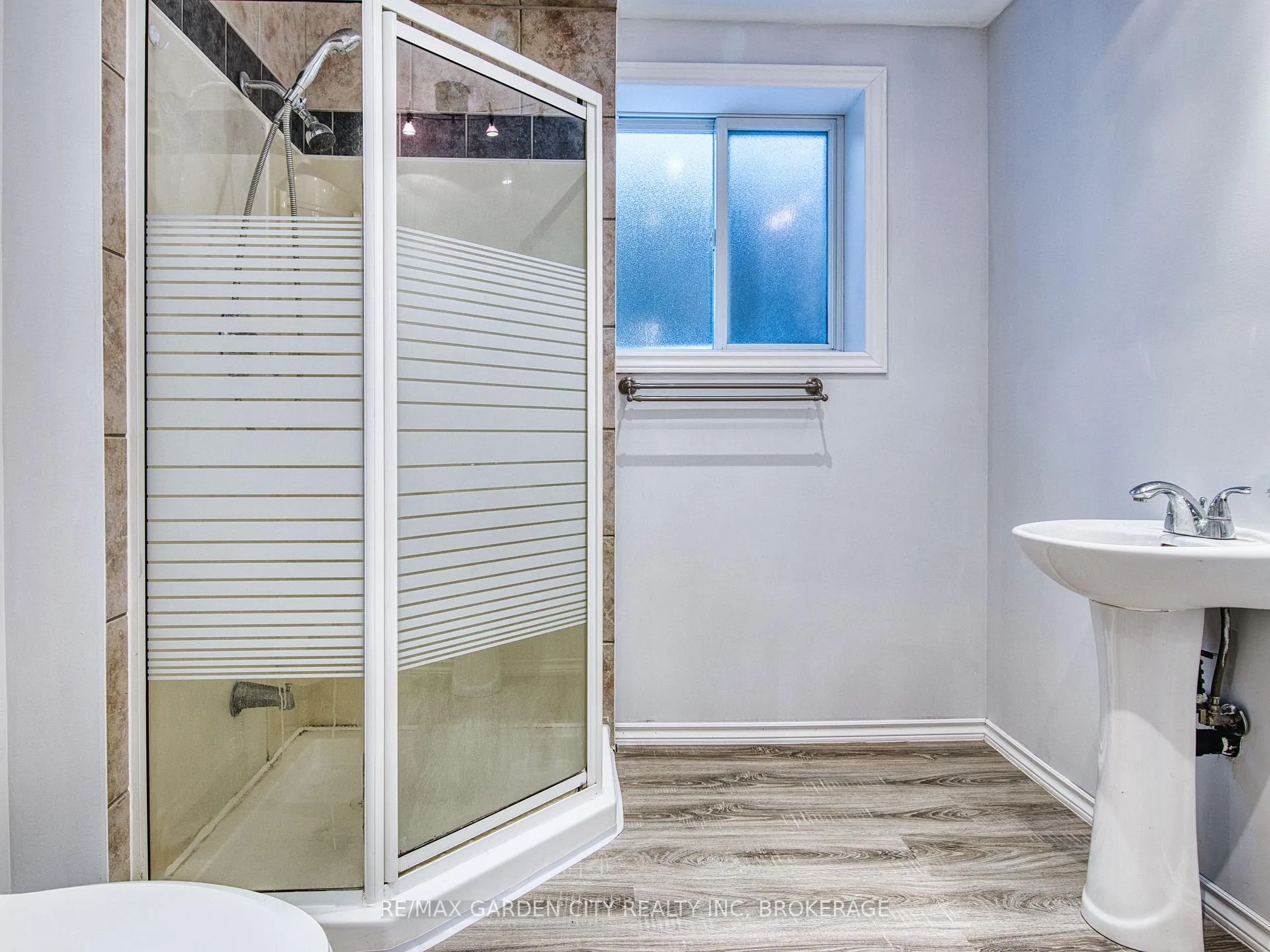 Photo 35 of 11 Cozocar Crescent, St. Catharines, Rykert/Vansickle — HOMEH