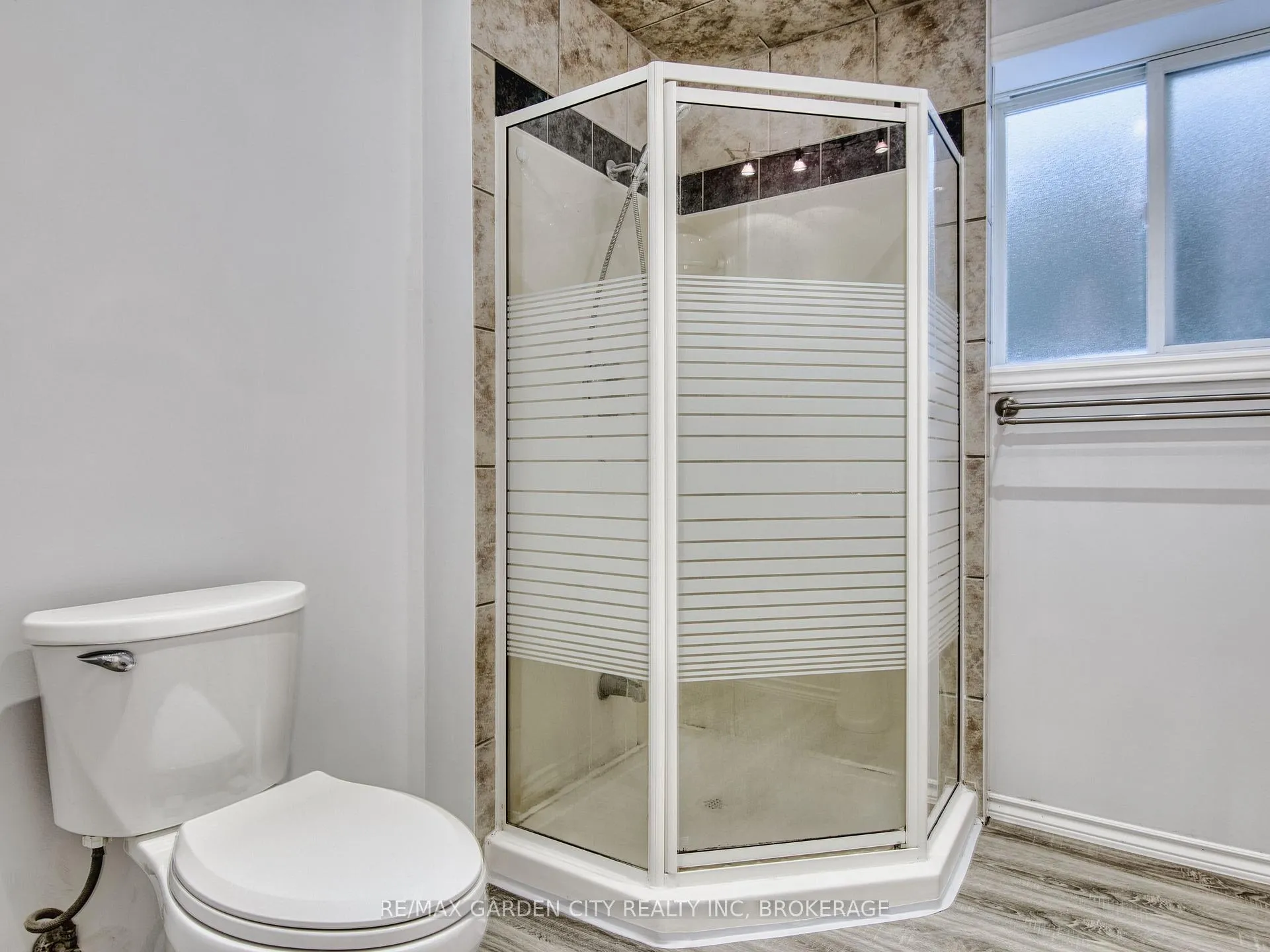 Photo 36 of 11 Cozocar Crescent, St. Catharines, Rykert/Vansickle — HOMEH