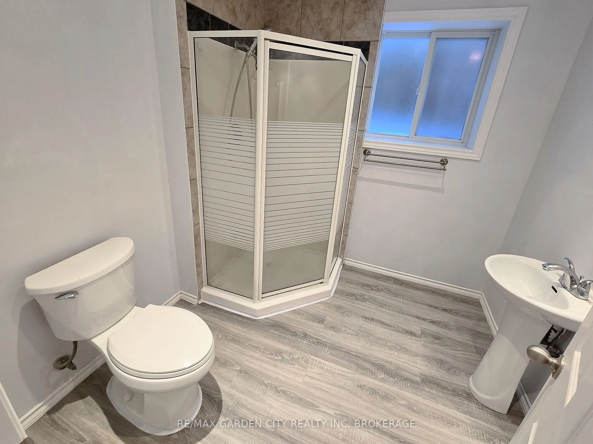 Photo 38 of 11 Cozocar Crescent, St. Catharines, Rykert/Vansickle — HOMEH